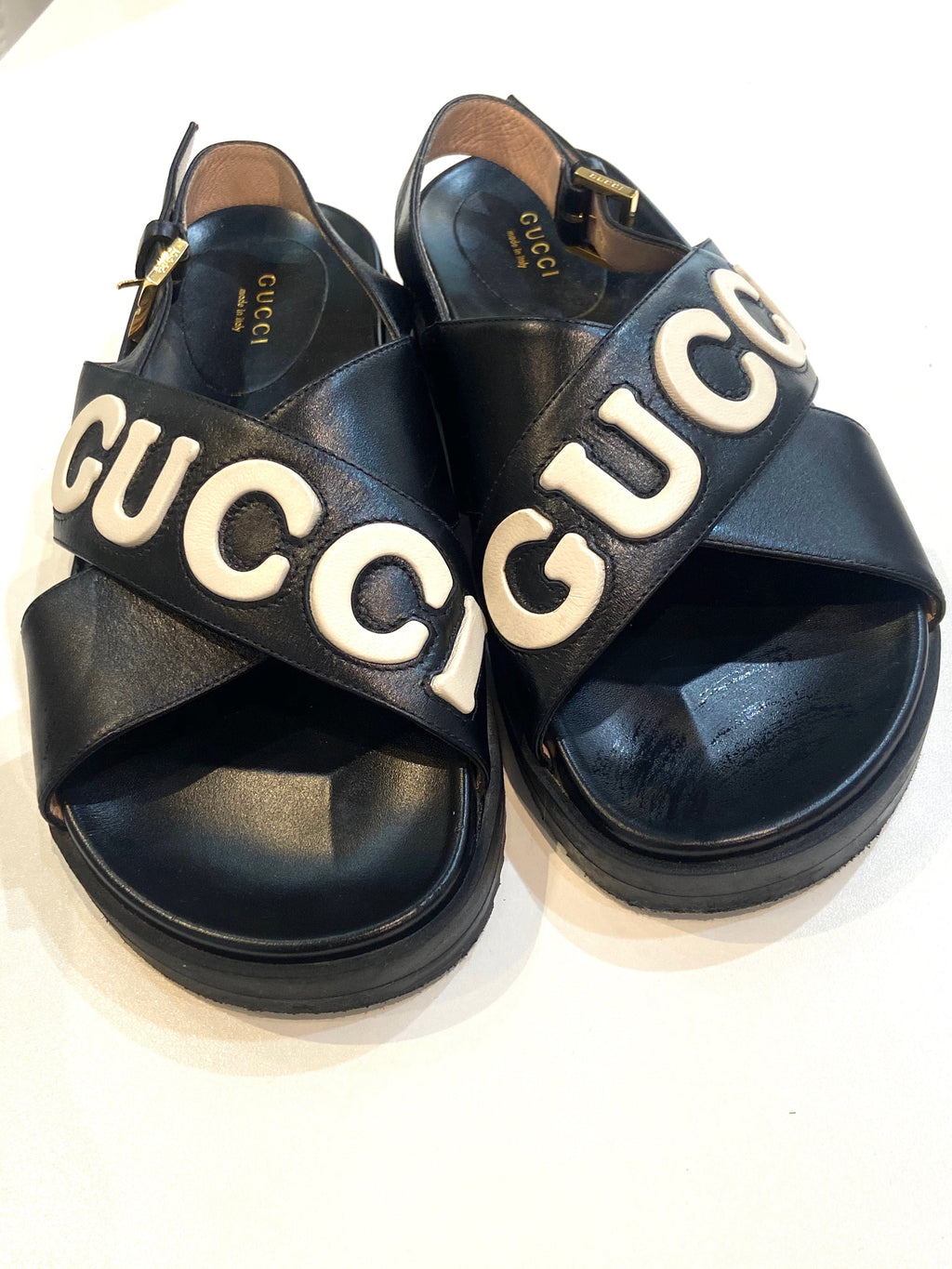 GUCCI LOGO APPLIQUE CROSSOVER CALFSKIN LEATHER SLINGBACK SANDALS