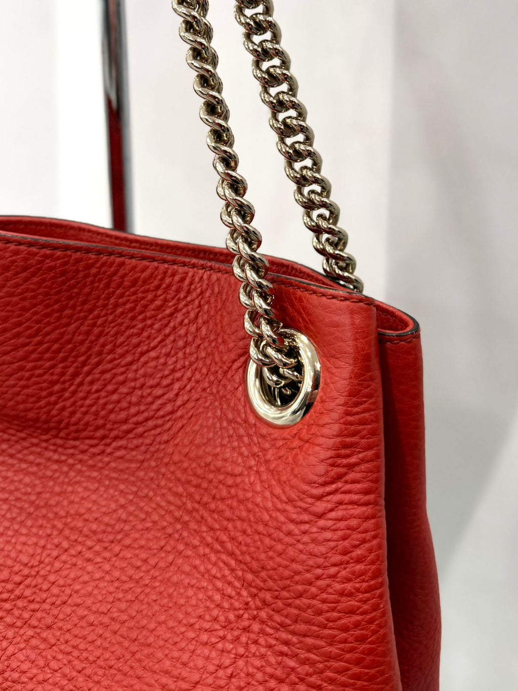 GUCCI PEBBLED CALFSKIN MEDIUM SOHO CHAIN TOTE BAG