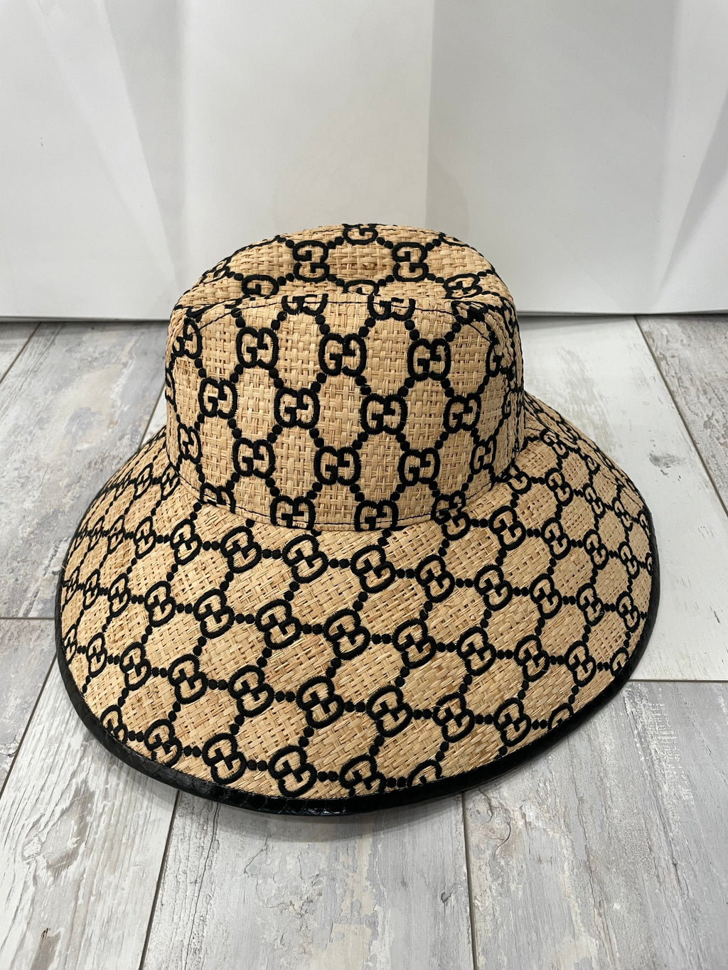 GUCCI RAFFIA ELAPHE GG MONOGRAM EMBROIDERED WIDE BRIM HAT