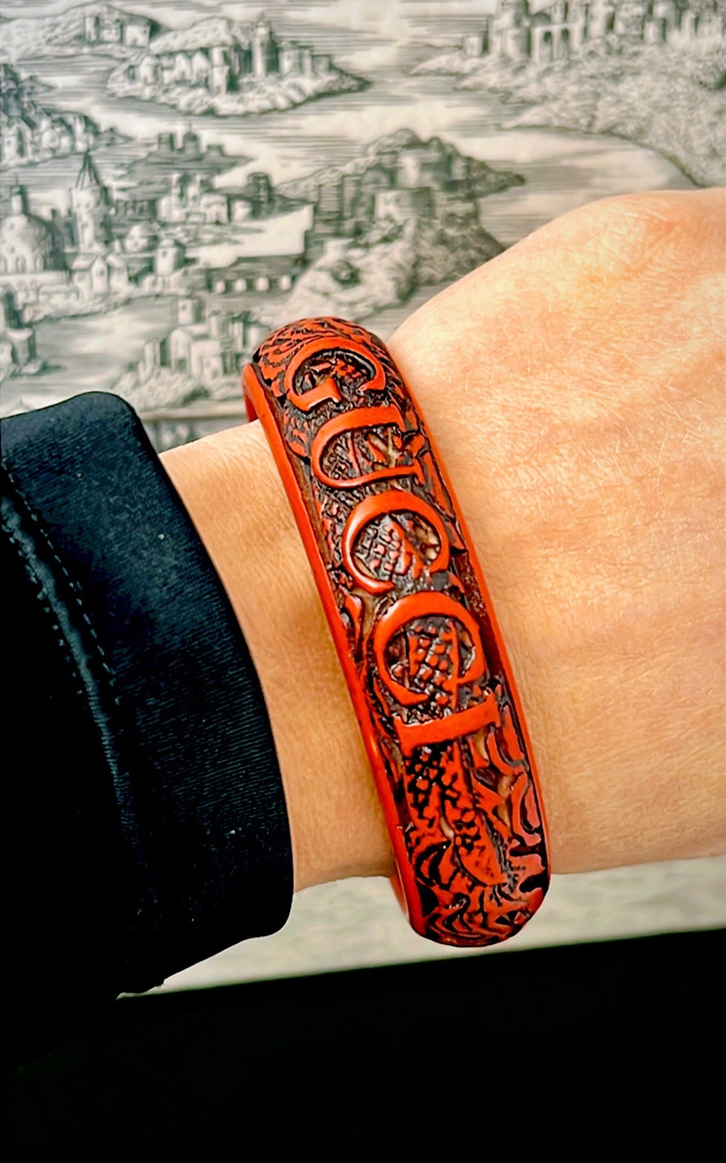 GUCCI RESIN CARVED DRAGON BANGLE BRACELET