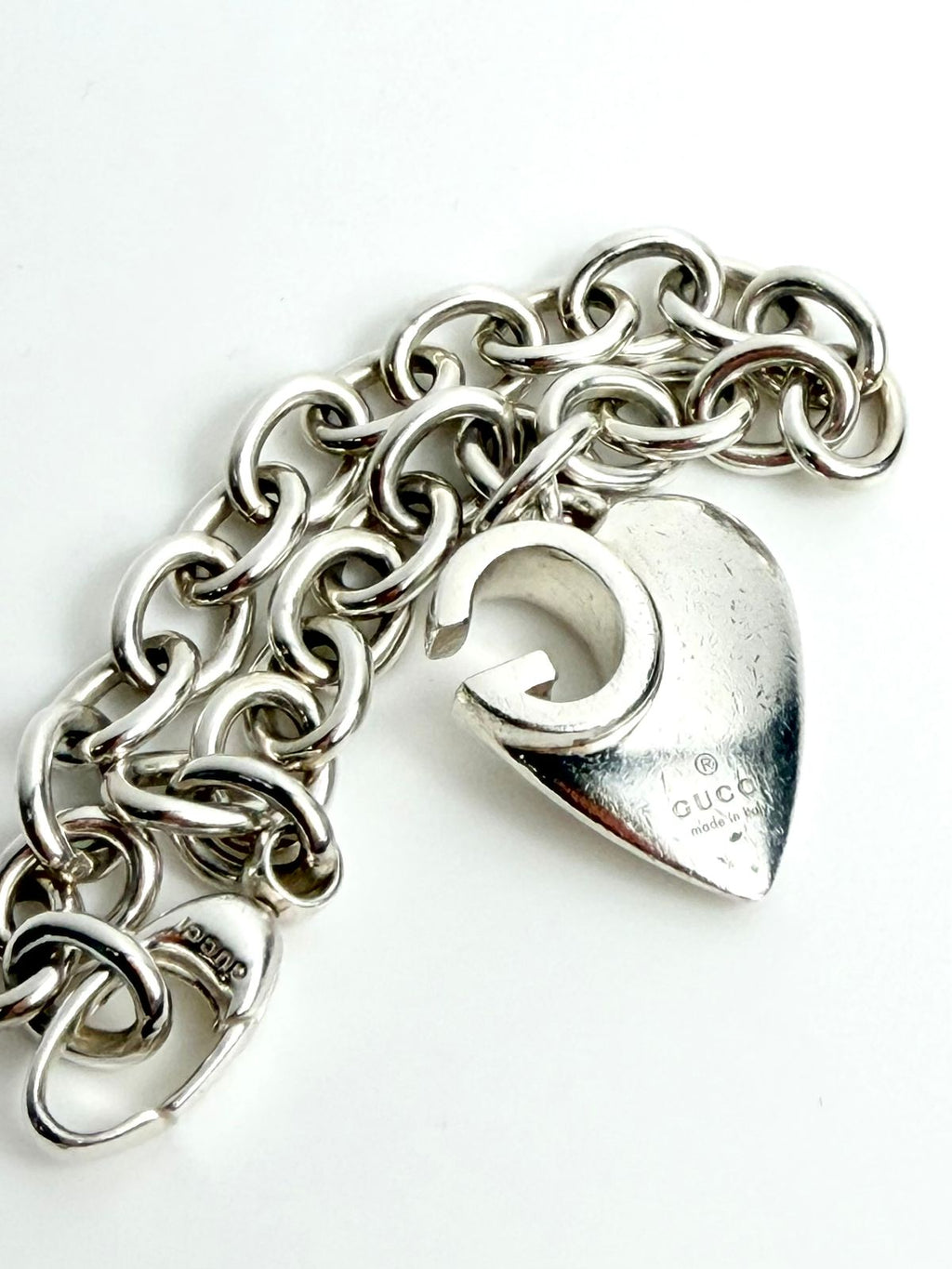 GUCCI GG CUTOUT HEART CHARM STERLING SILVER BRACELET