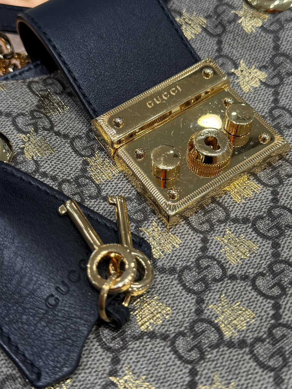 GUCCI GG SUPREME MONOGRAM BEES SMALL PADLOCK TOTE BAG