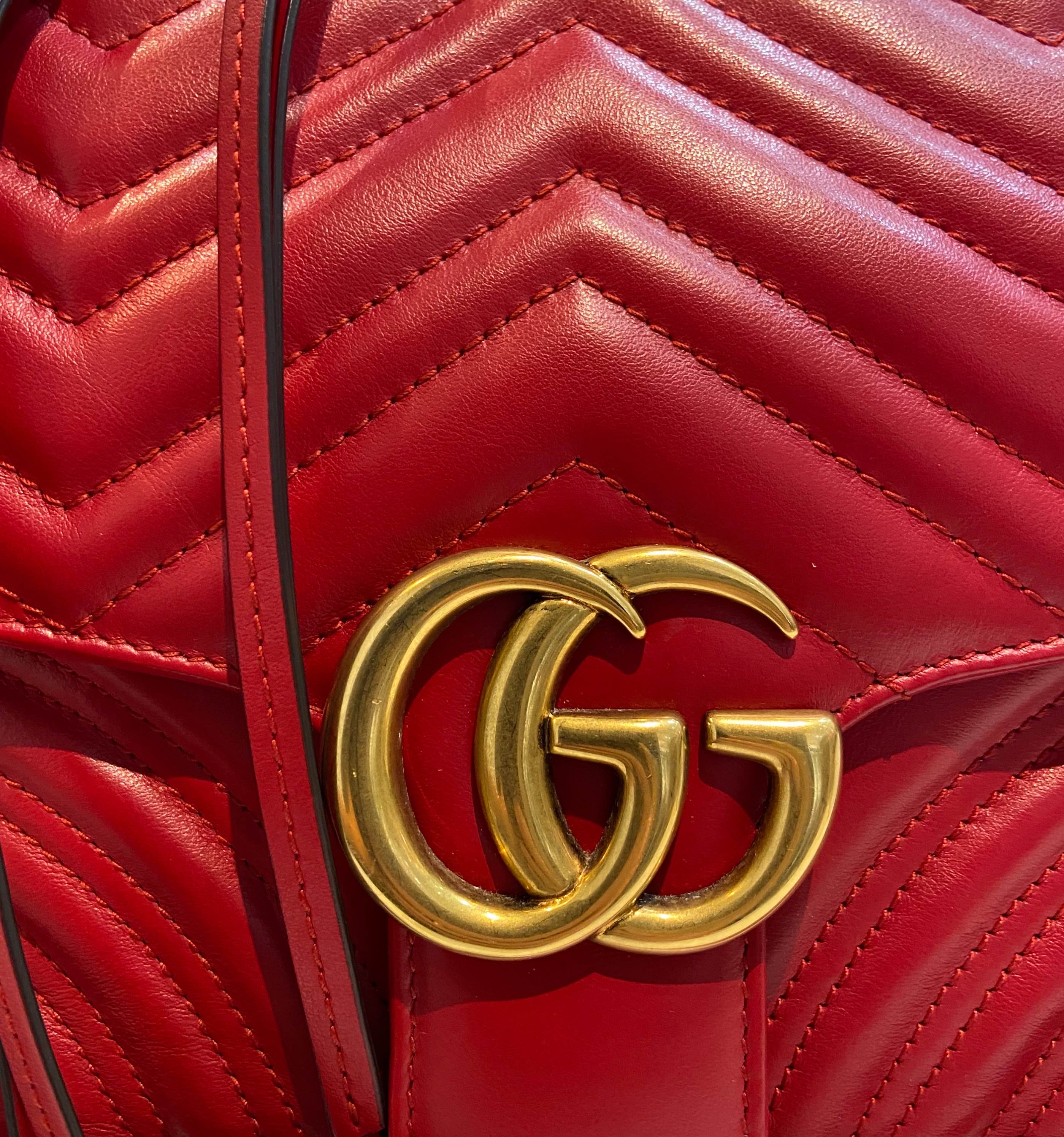 GUCCI MATELASSE LEATHER GG MARMONT ZIP AROUND TOP WITH GUITAR STRAP