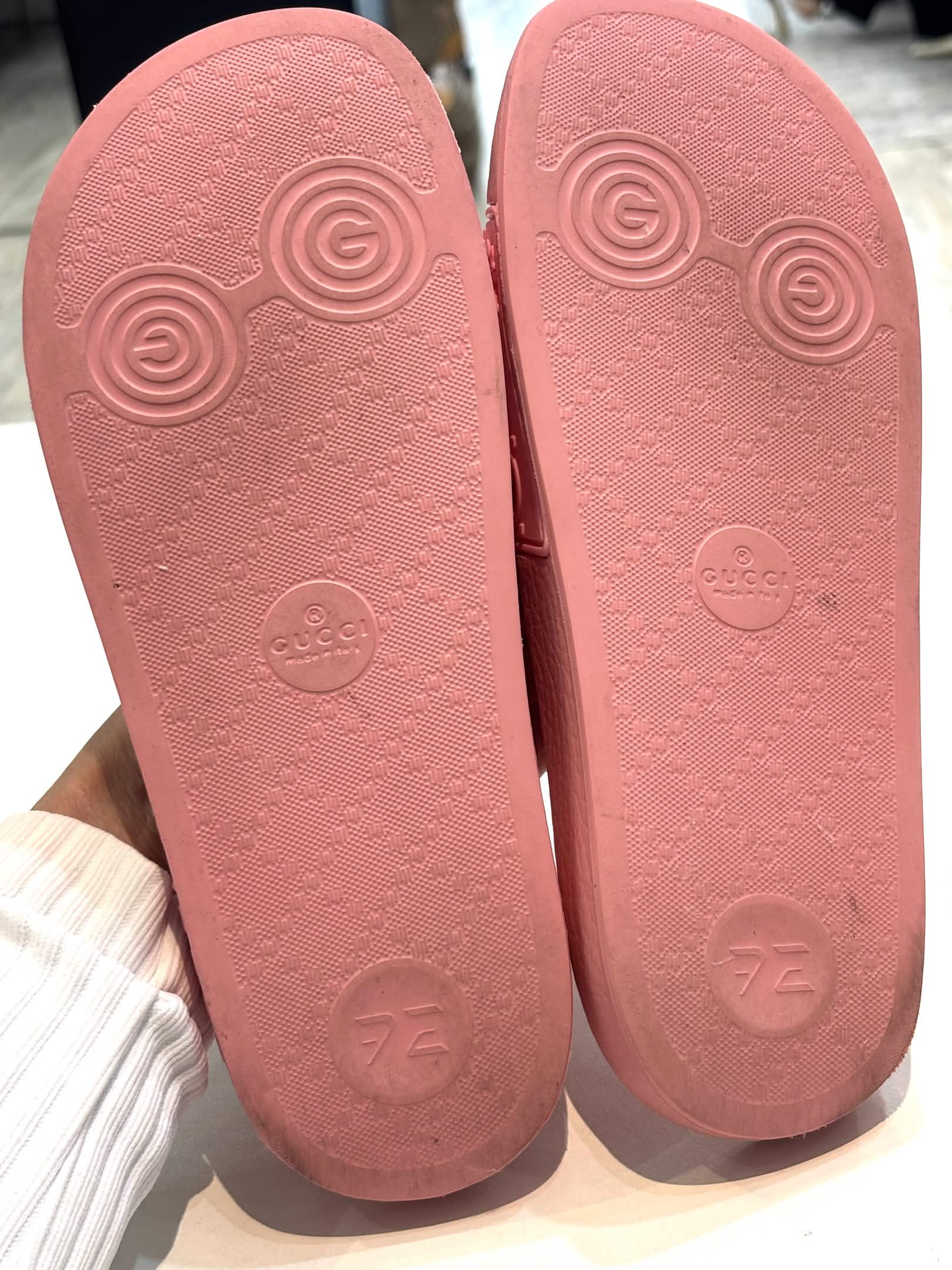 GUCCI PURSUIT GG LOGO POOL SLIDES