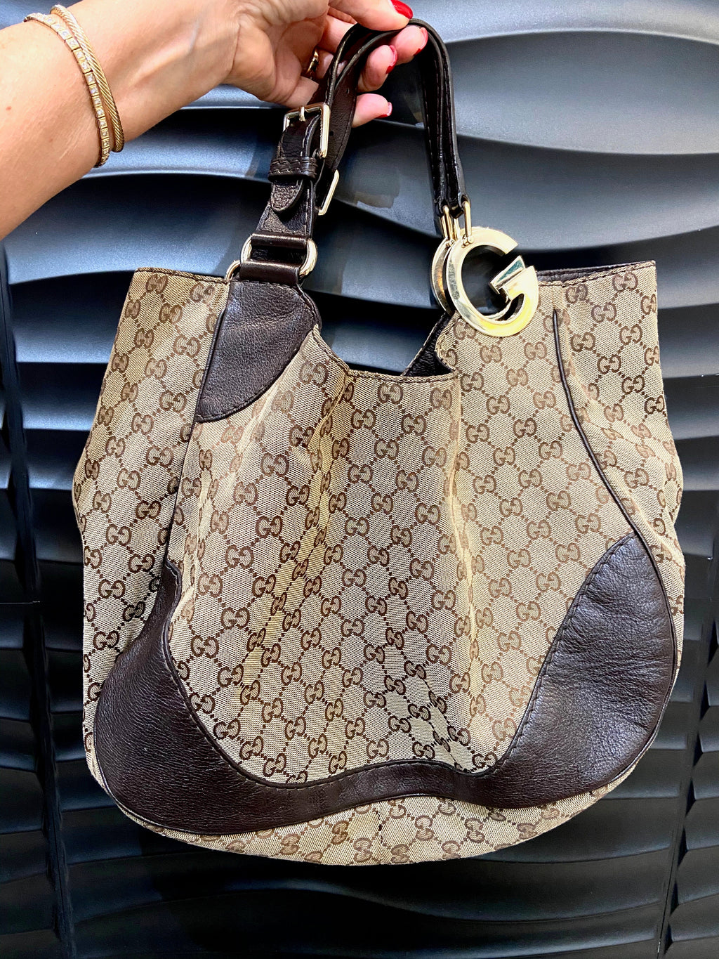 GUCCI GG SUPREME LARGE CHARLOTTE HOBO BAG