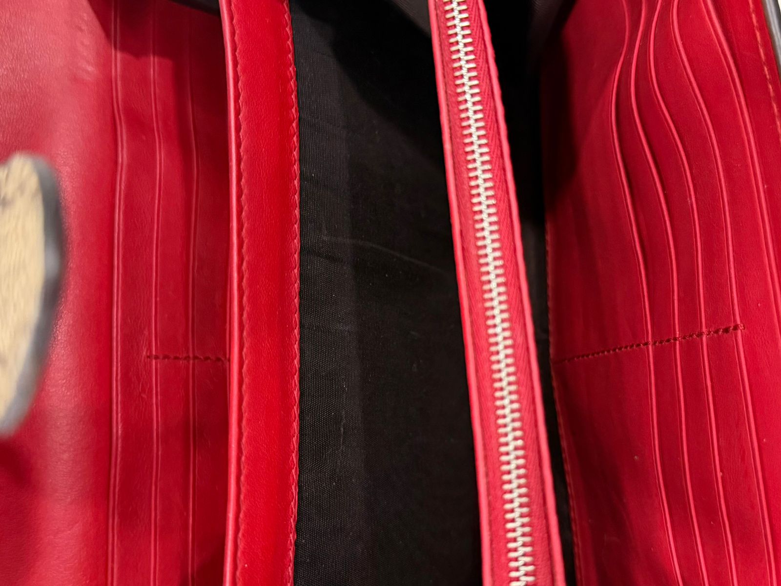 GUCCI GG SUPREME DIONYSUS WALLET ON CHAIN – CHERRY RED LEATHER INTERIOR