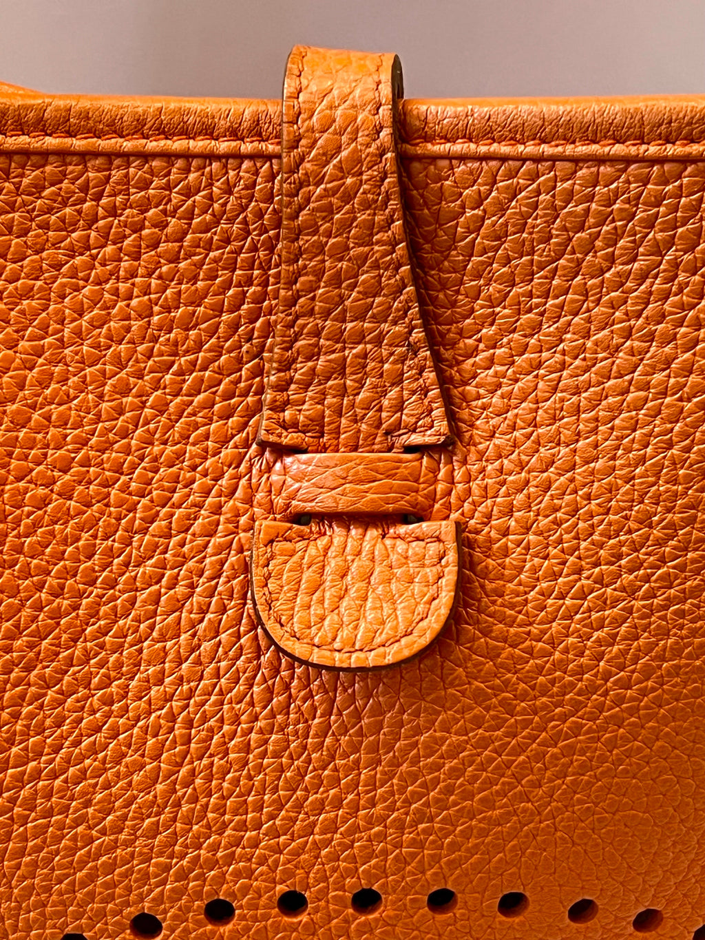 HERMÈS EVELYNE III PM CLEMENCE SHOULDER BAG IN ORANGE