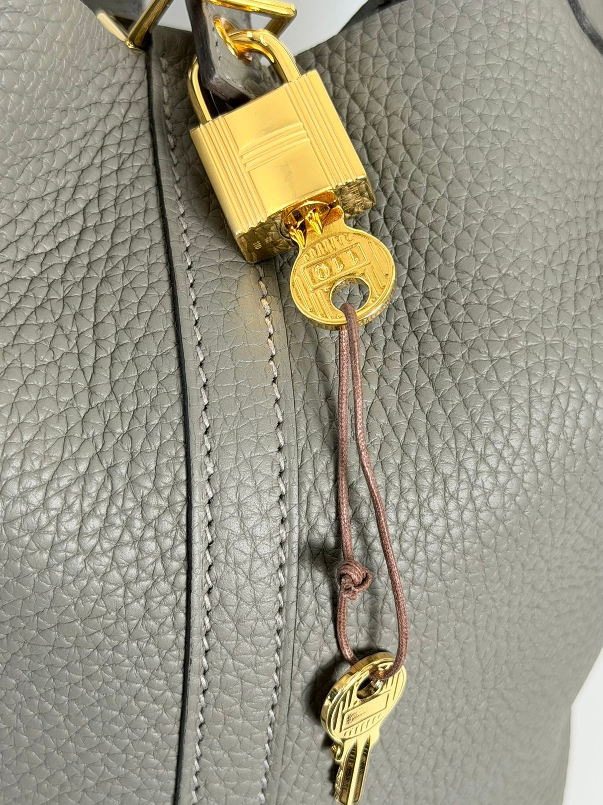HERMÈS TAURILLON CLEMENCE PICOTIN LOCK 22 MM TOTE BAG