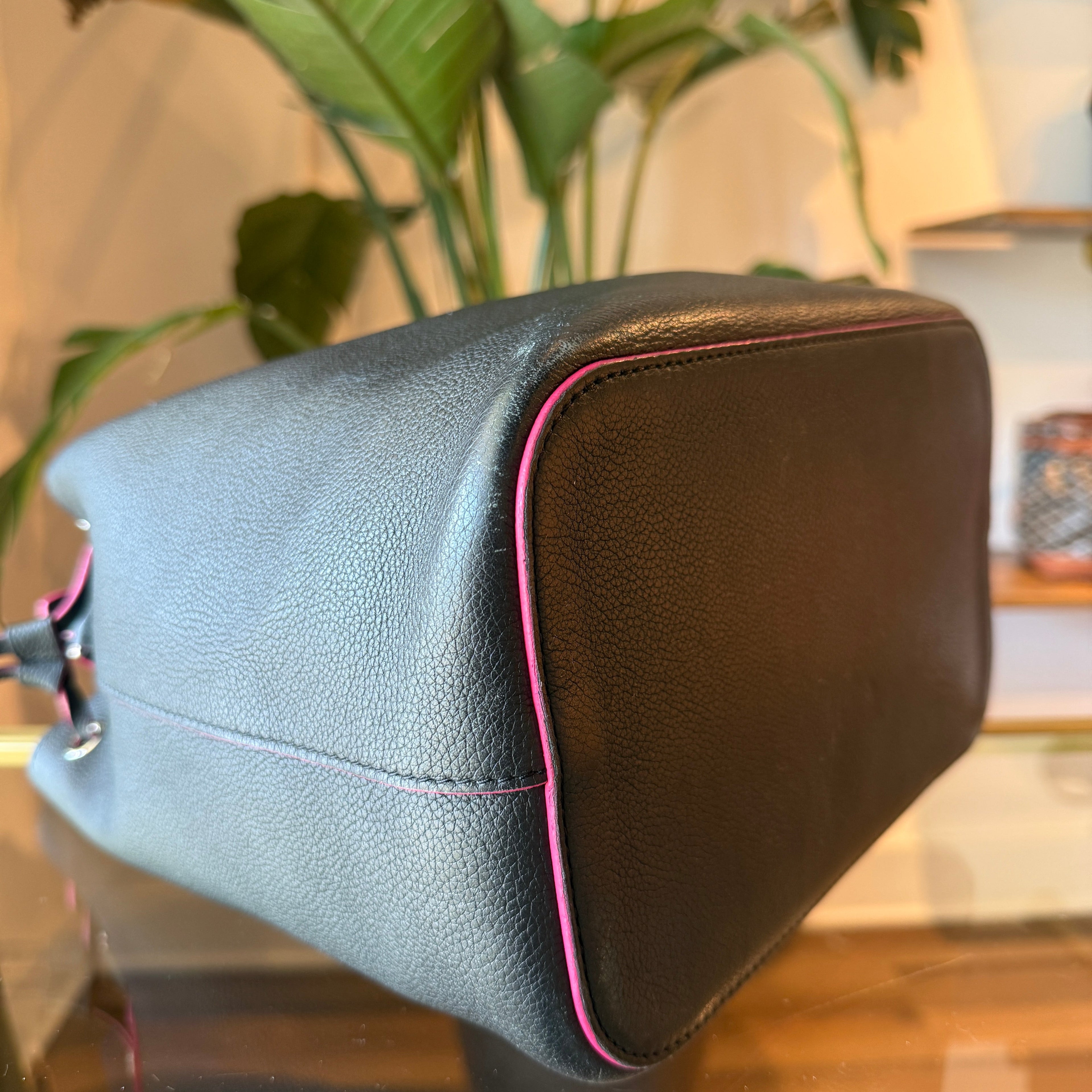 LOUIS VUITTON Lockme Bucket Calfskin Leather Bucket Bag