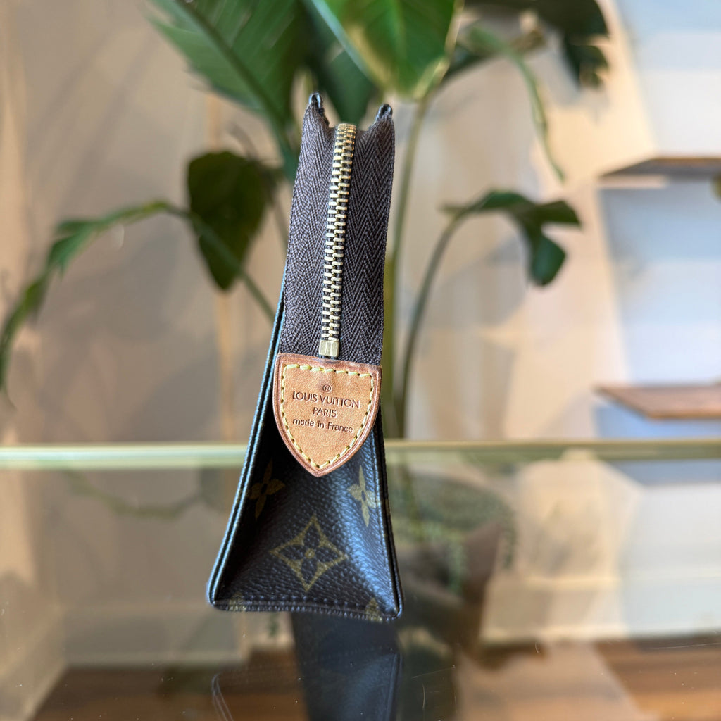 LOUIS VUITTON Monogram Toiletry 19