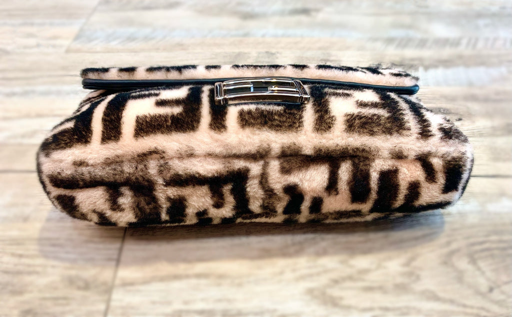 FENDI SHEARLING BAGUETTE WITH STRAP PAD