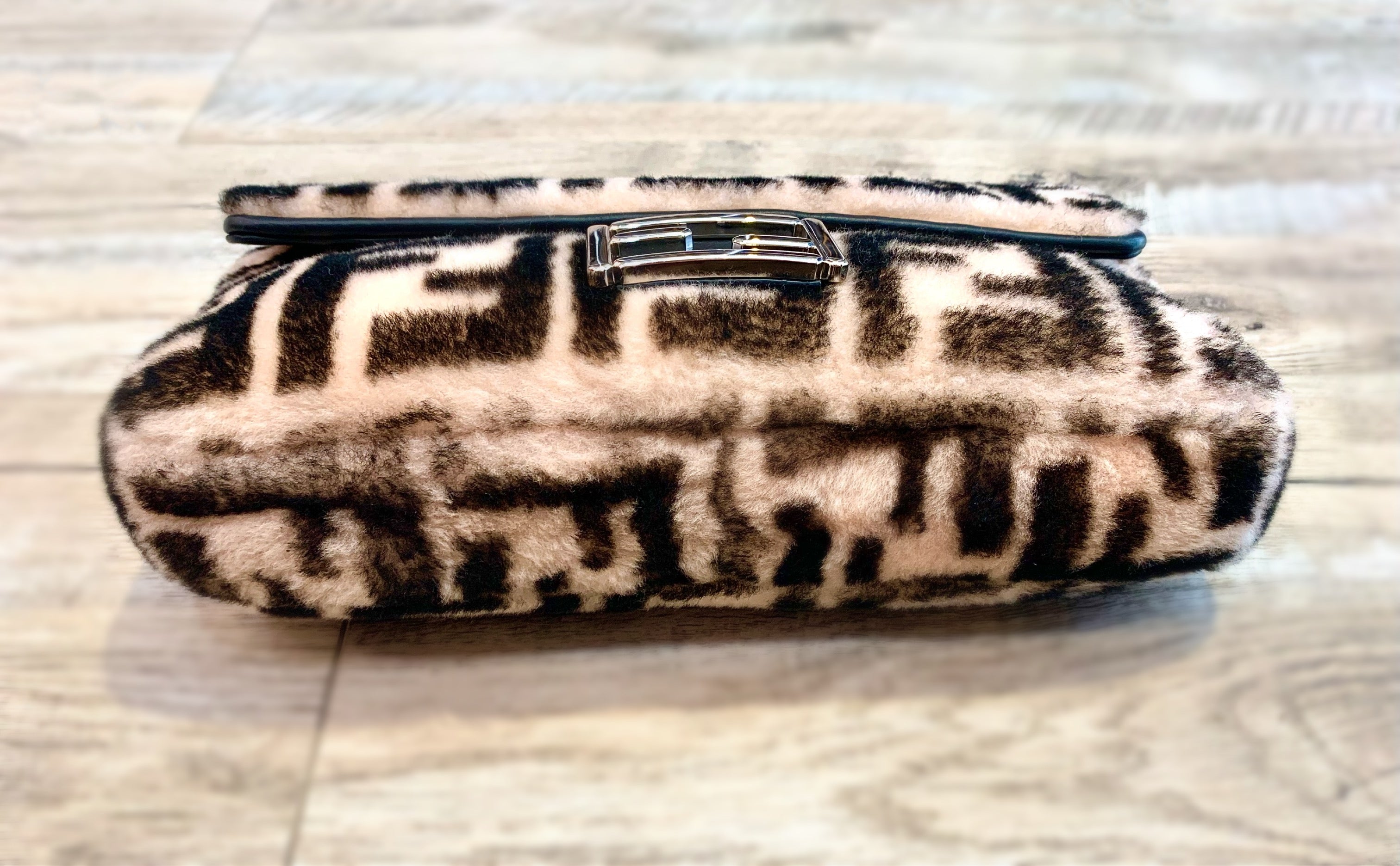 FENDI SHEARLING BAGUETTE WITH STRAP PAD