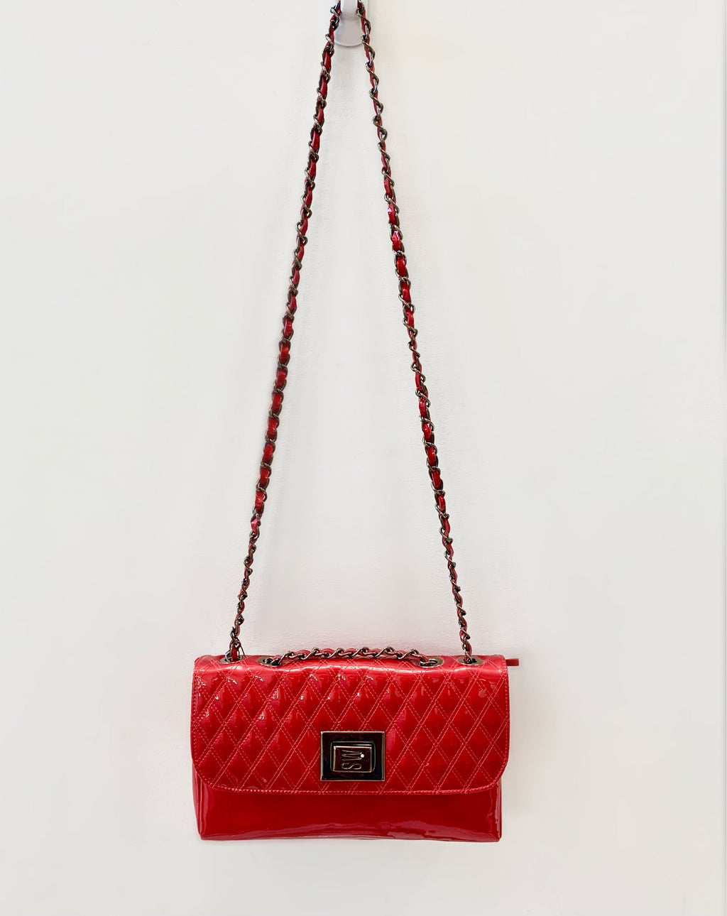 STUART WEITZMAN PATENT LEATER CHAIN STRAP BAG