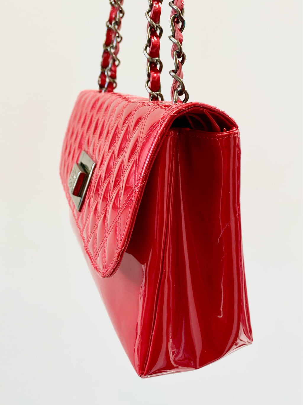 STUART WEITZMAN PATENT LEATER CHAIN STRAP BAG