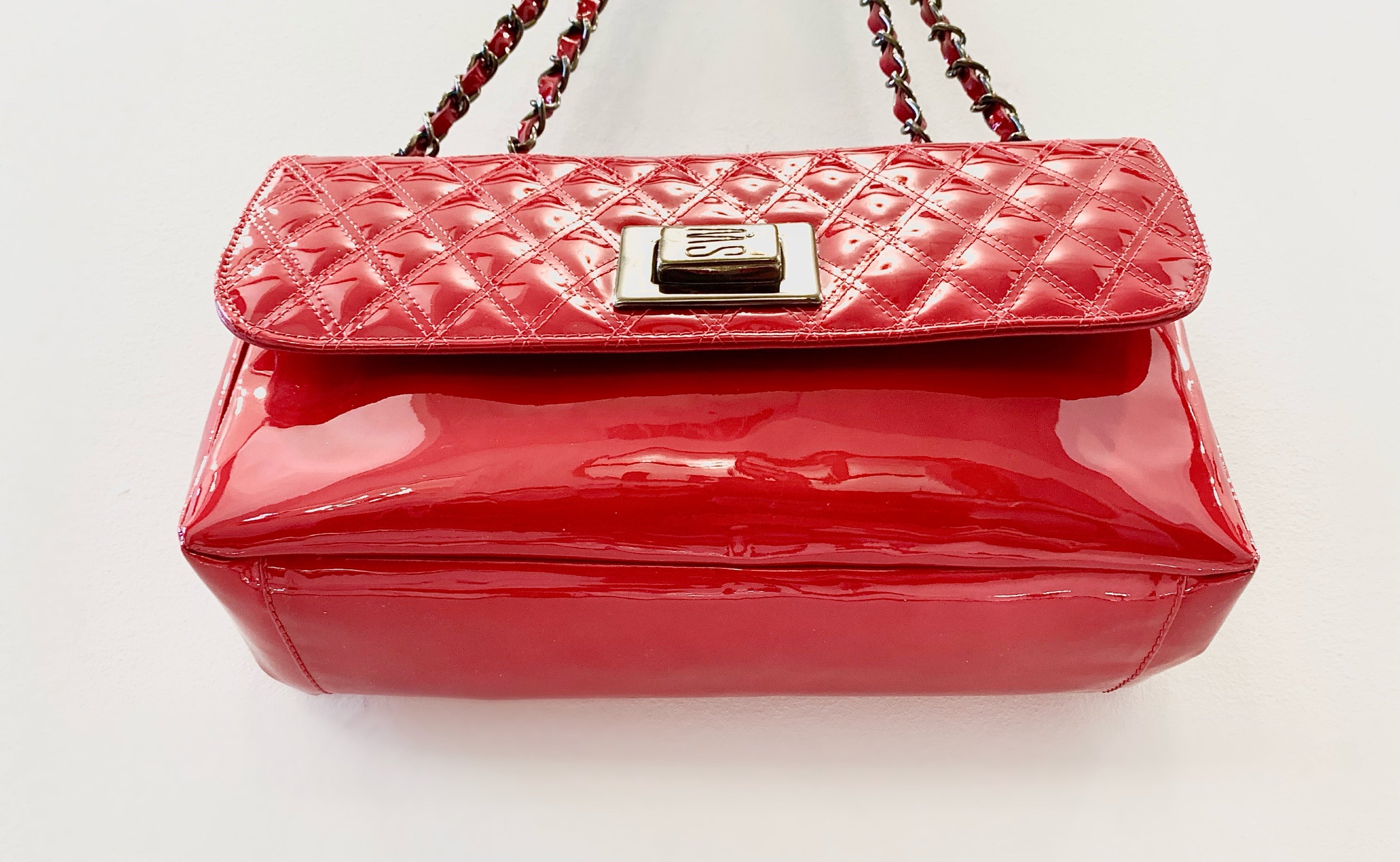 STUART WEITZMAN PATENT LEATER CHAIN STRAP BAG