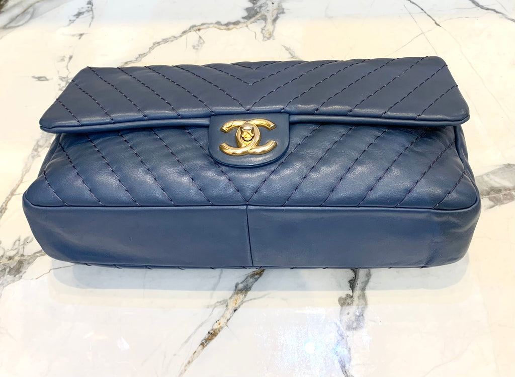 CHANEL CHEVRON MEDALLION CHARM FLAP BAG-HS