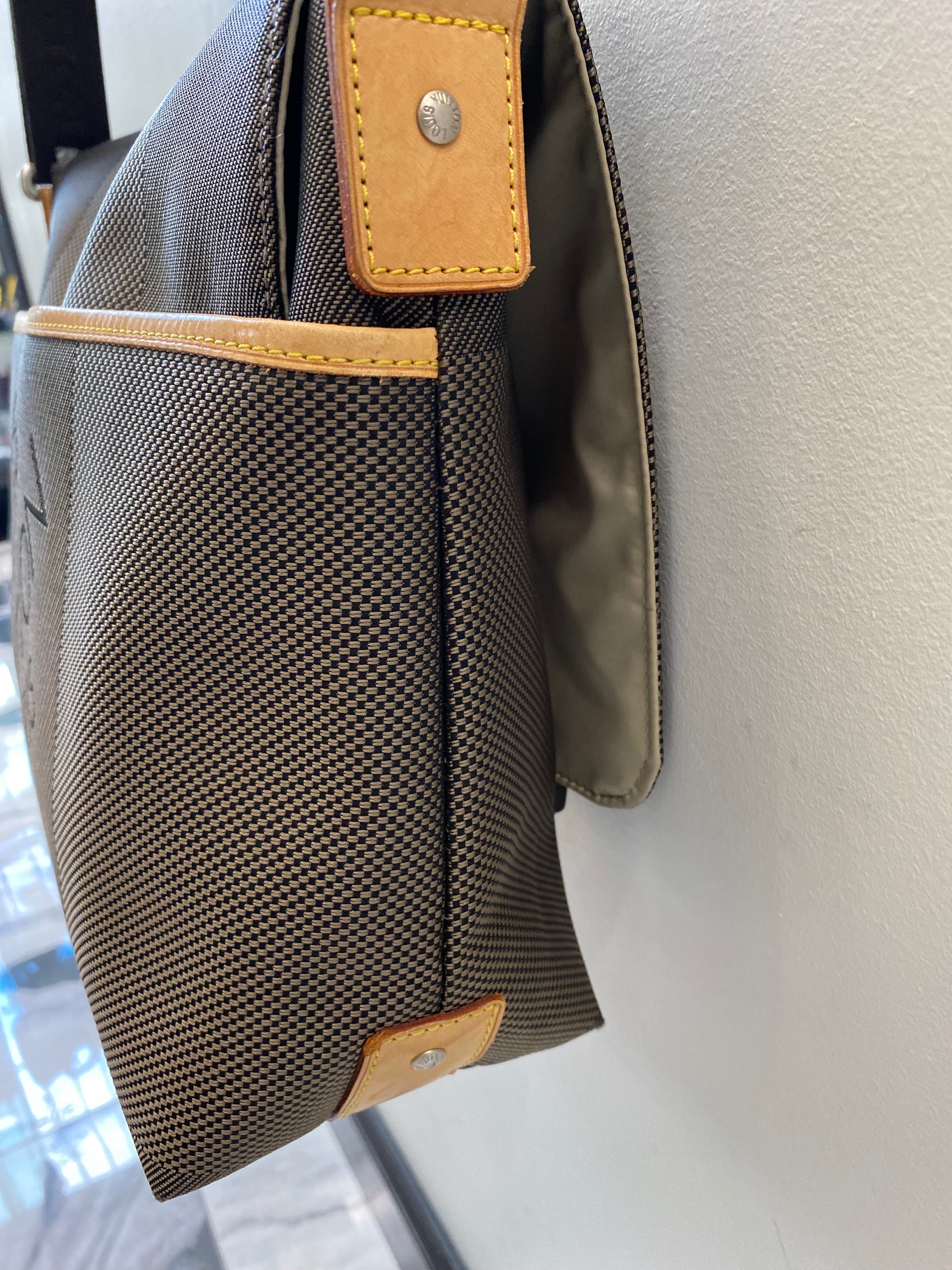 LOUIS VUITTON DAMIER GEANT LOUP MESSENGER BAG