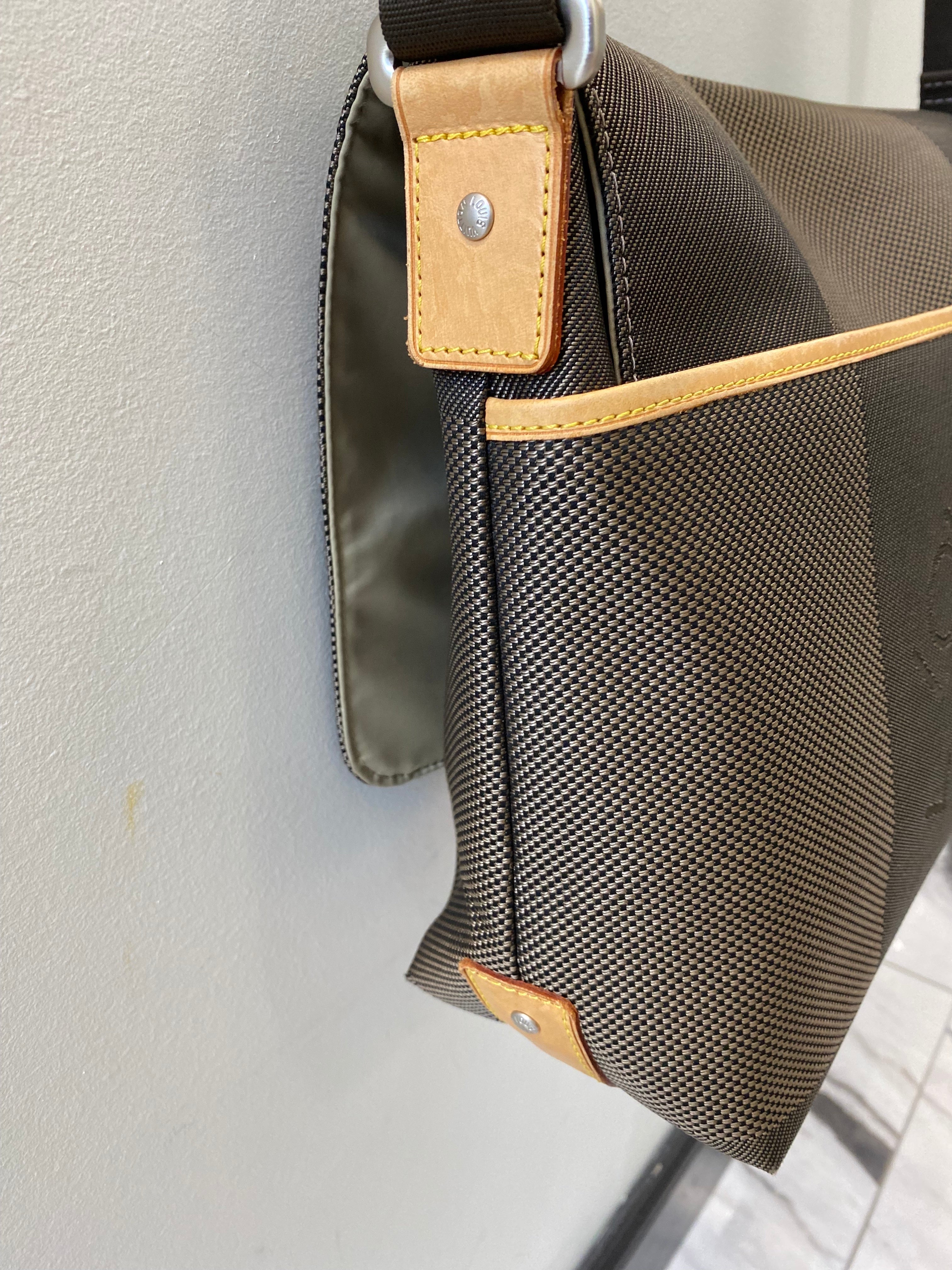 LOUIS VUITTON DAMIER GEANT LOUP MESSENGER BAG