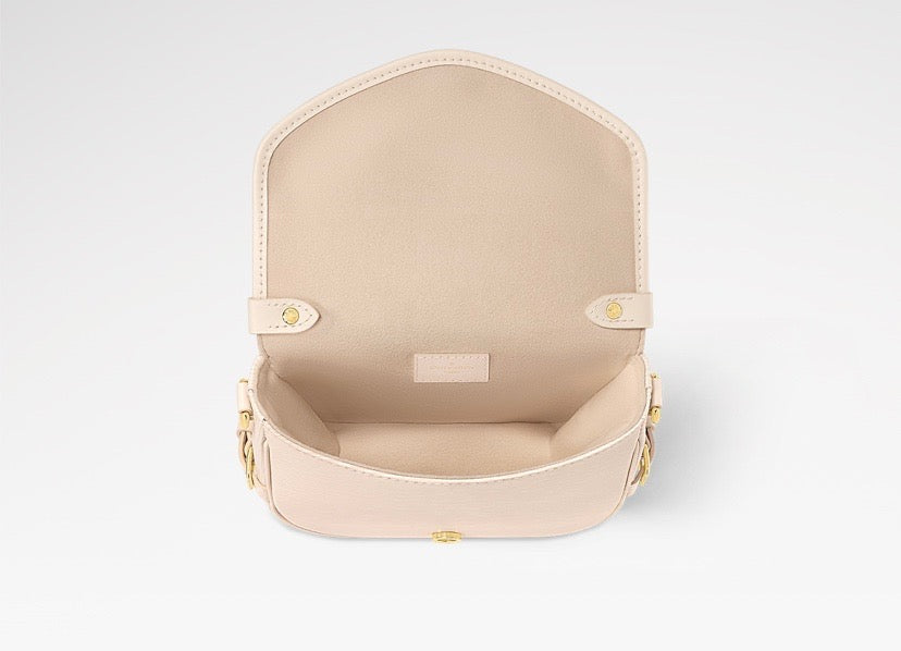 LOUIS VUITTON EPI LEATHER SAUMUR BB CROSSBODY