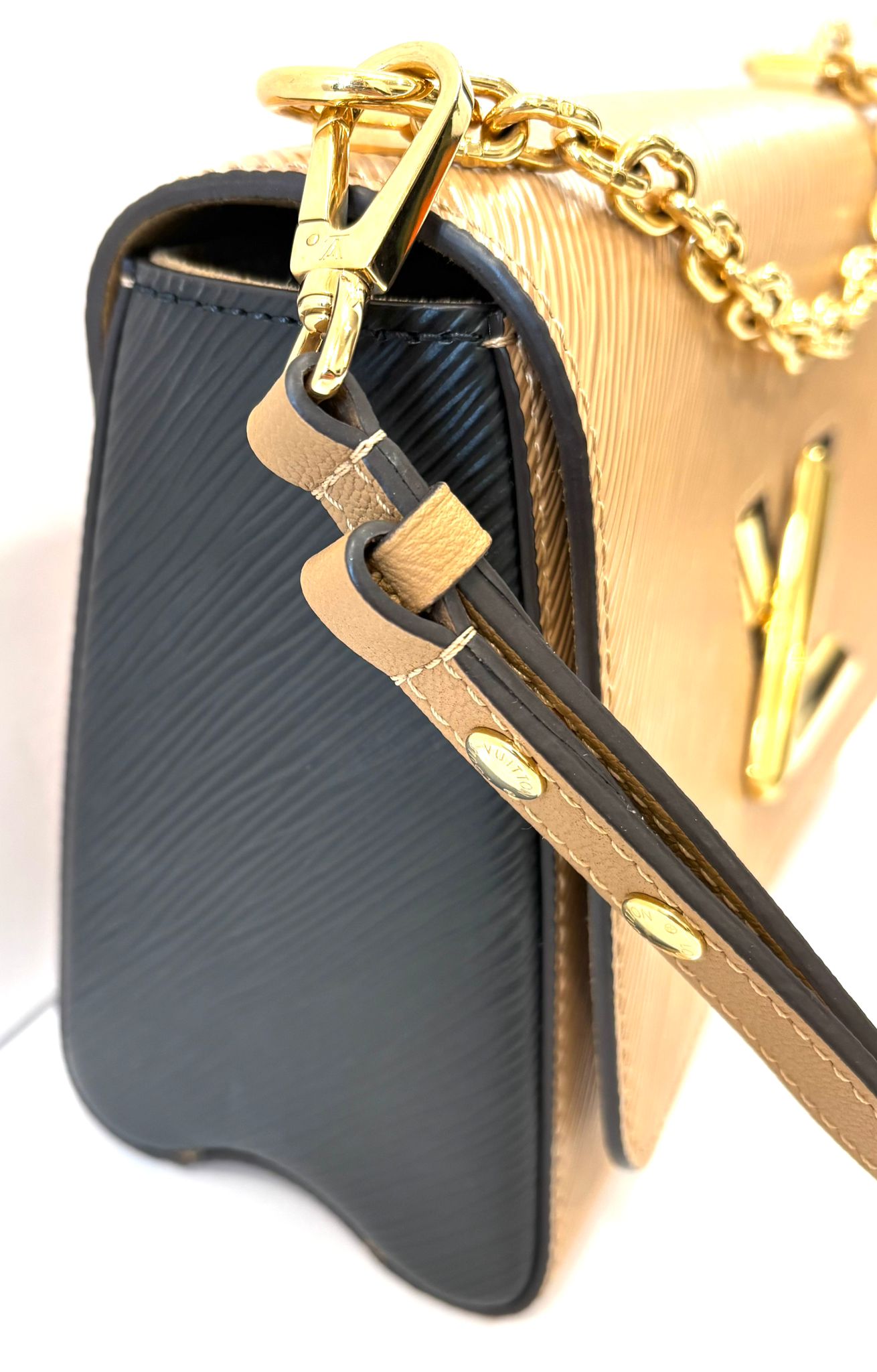 LOUIS VUITTON EPI LEATHER TWIST MM SHOULDER BAG