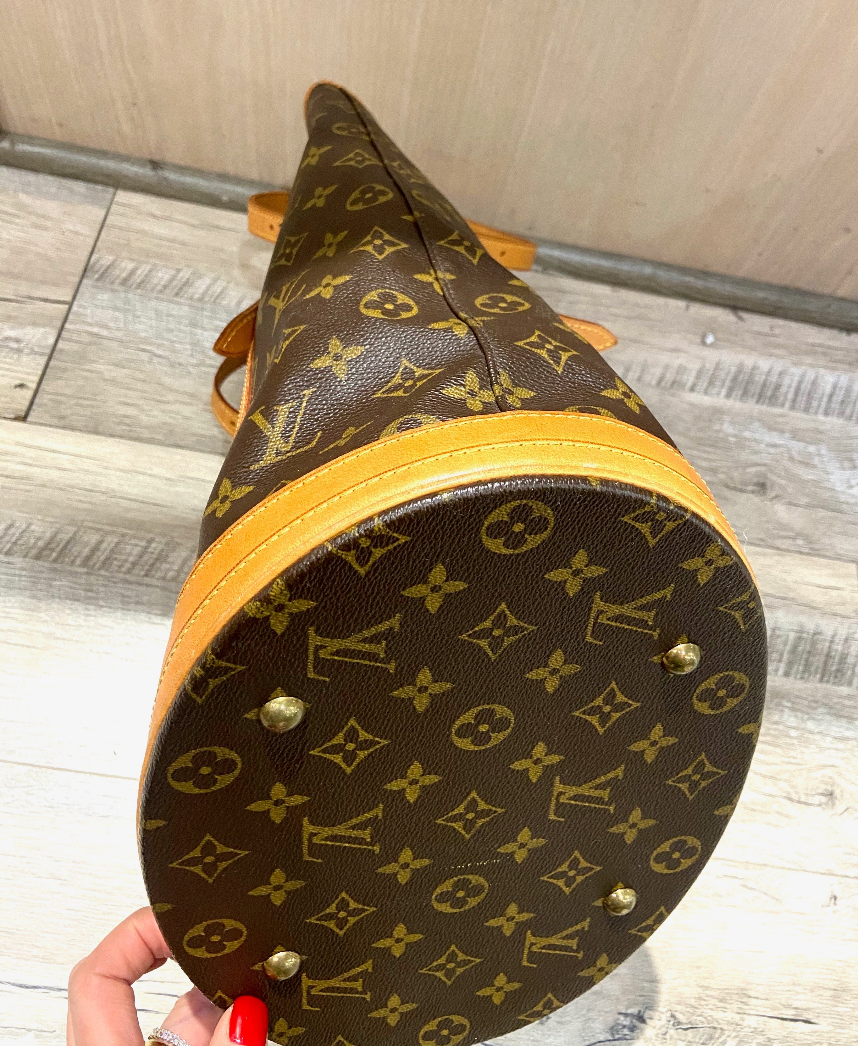 LOUIS VUITTON MONOGRAM BUCKET BAG GM