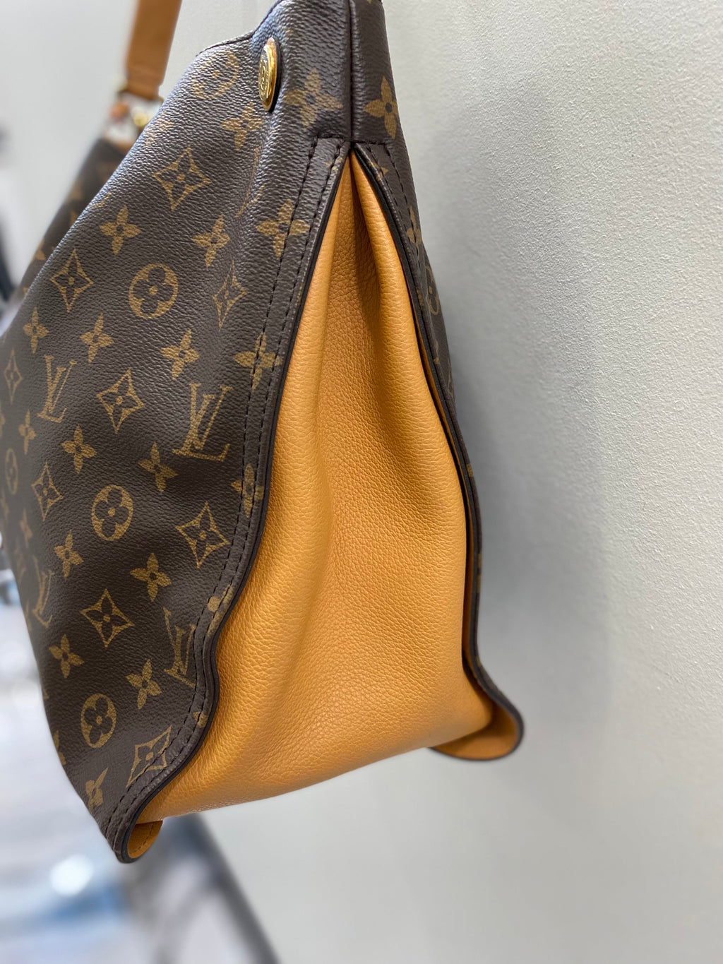 LOUIS VUITTON MONOGRAM Gaïa SHOULDER BAG