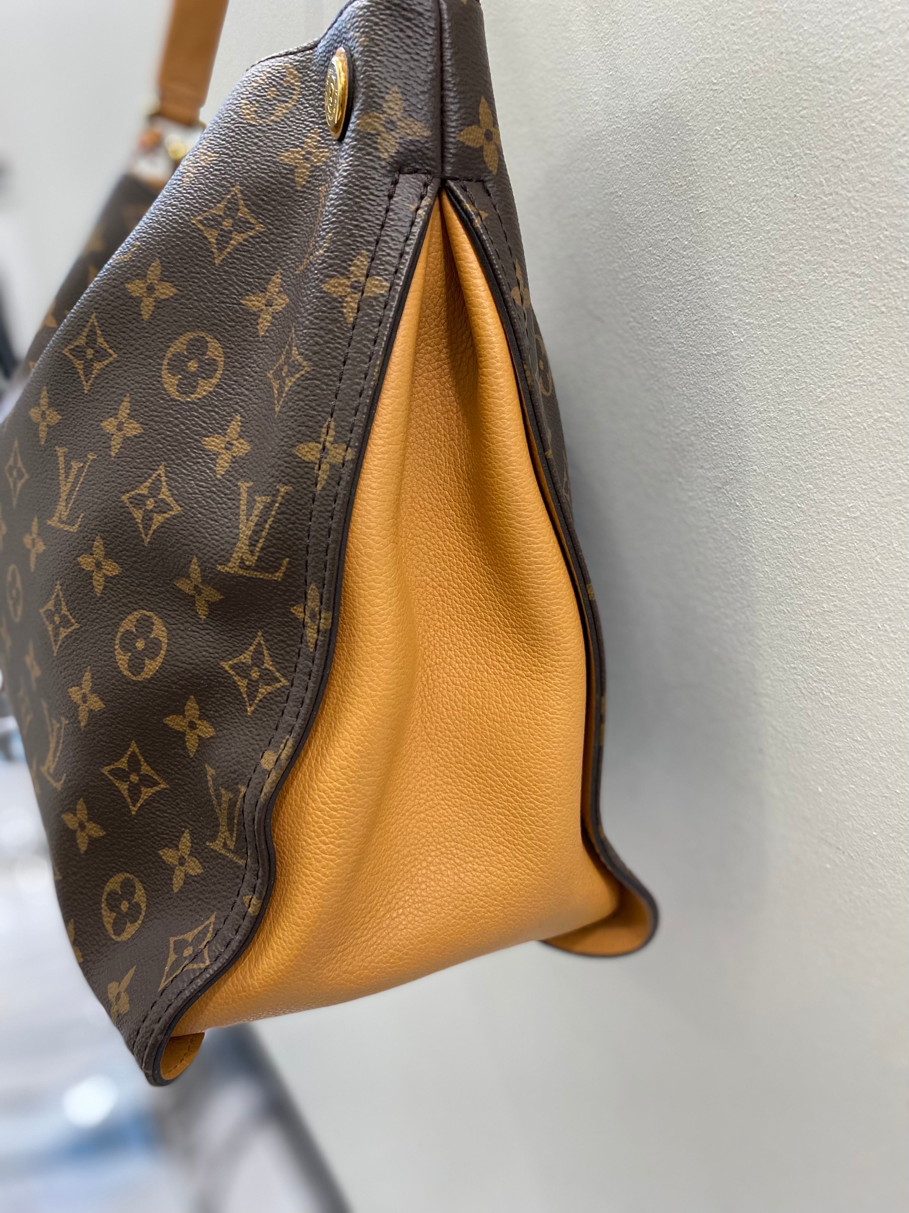 LOUIS VUITTON MONOGRAM Gaïa SHOULDER BAG