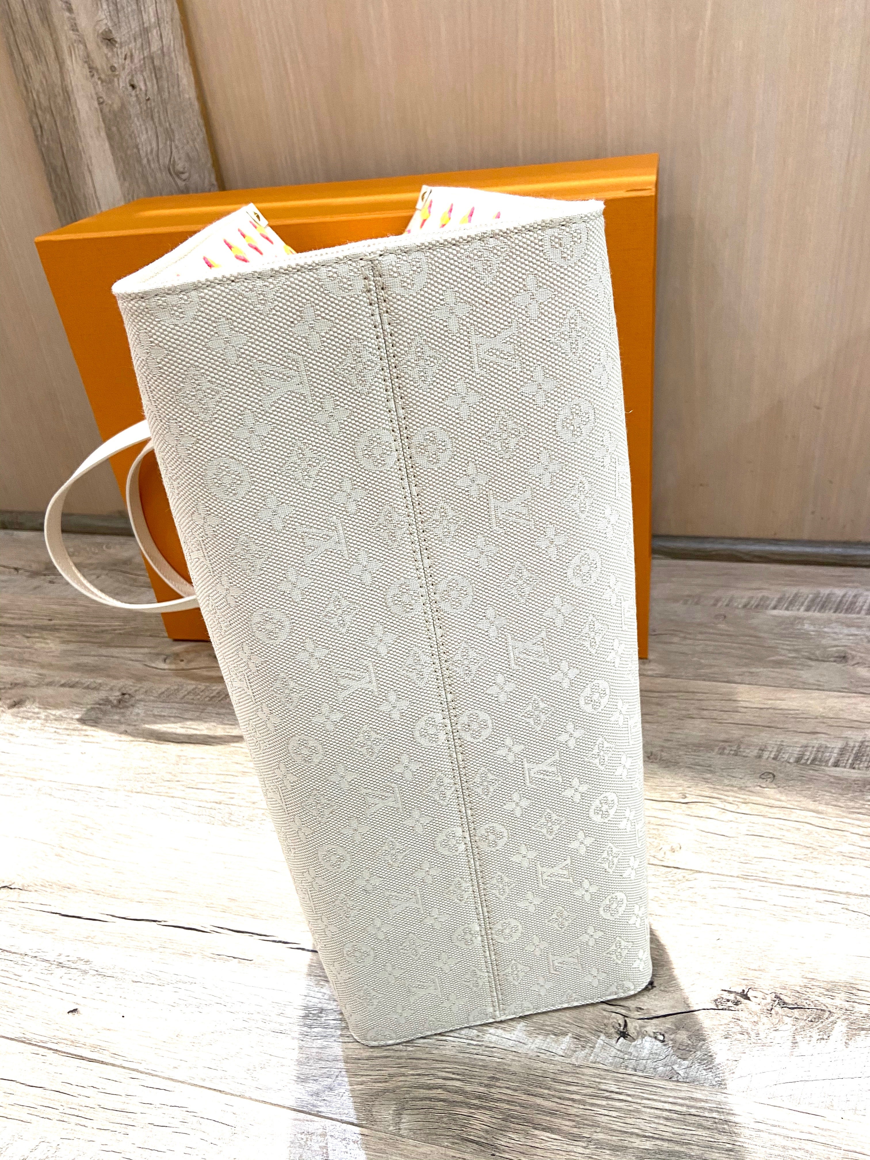 LOUIS VUITTON MONOGRAM JACQUARD HAWAII ON THE GO GM