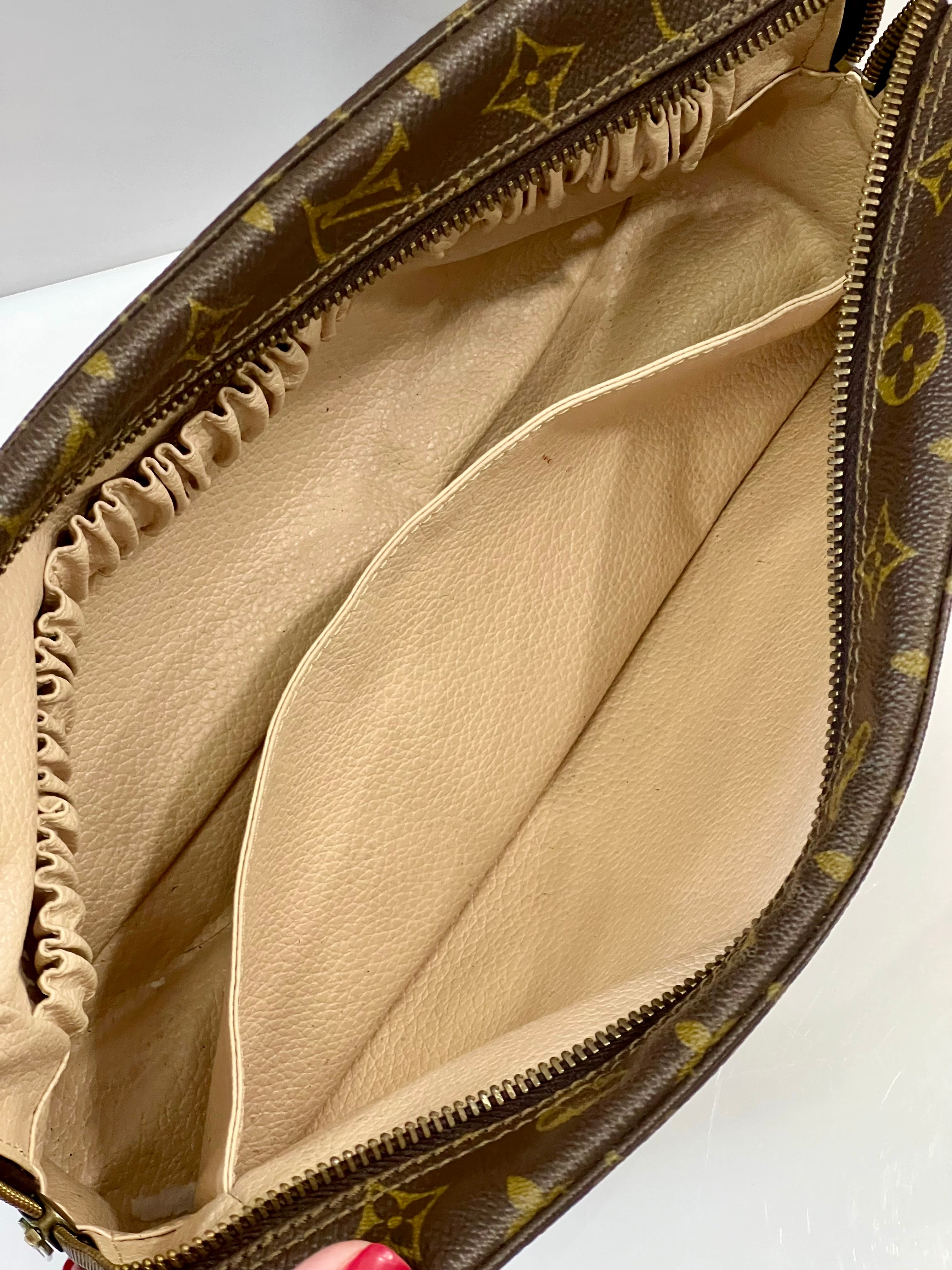 LOUIS VUITTON MONOGRAM TROUSSE DE TOILETTE 28 BAG
