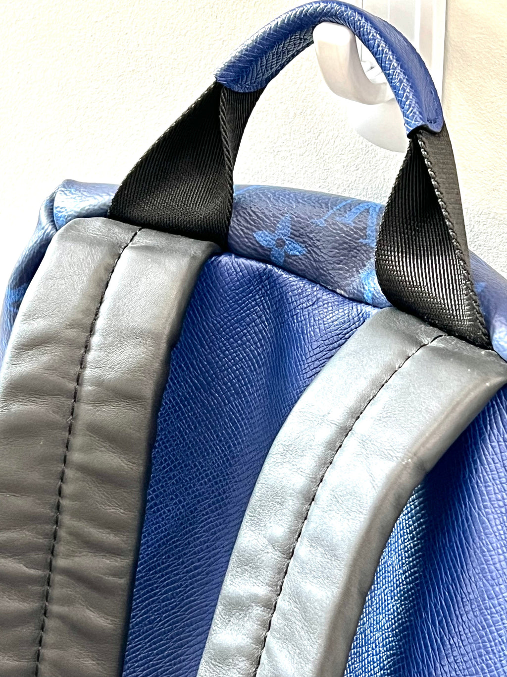 LOUIS VUITTON TAIGA LEATHER DISCOVERY BACKPACK