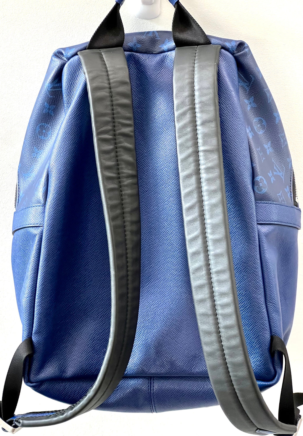 LOUIS VUITTON TAIGA LEATHER DISCOVERY BACKPACK