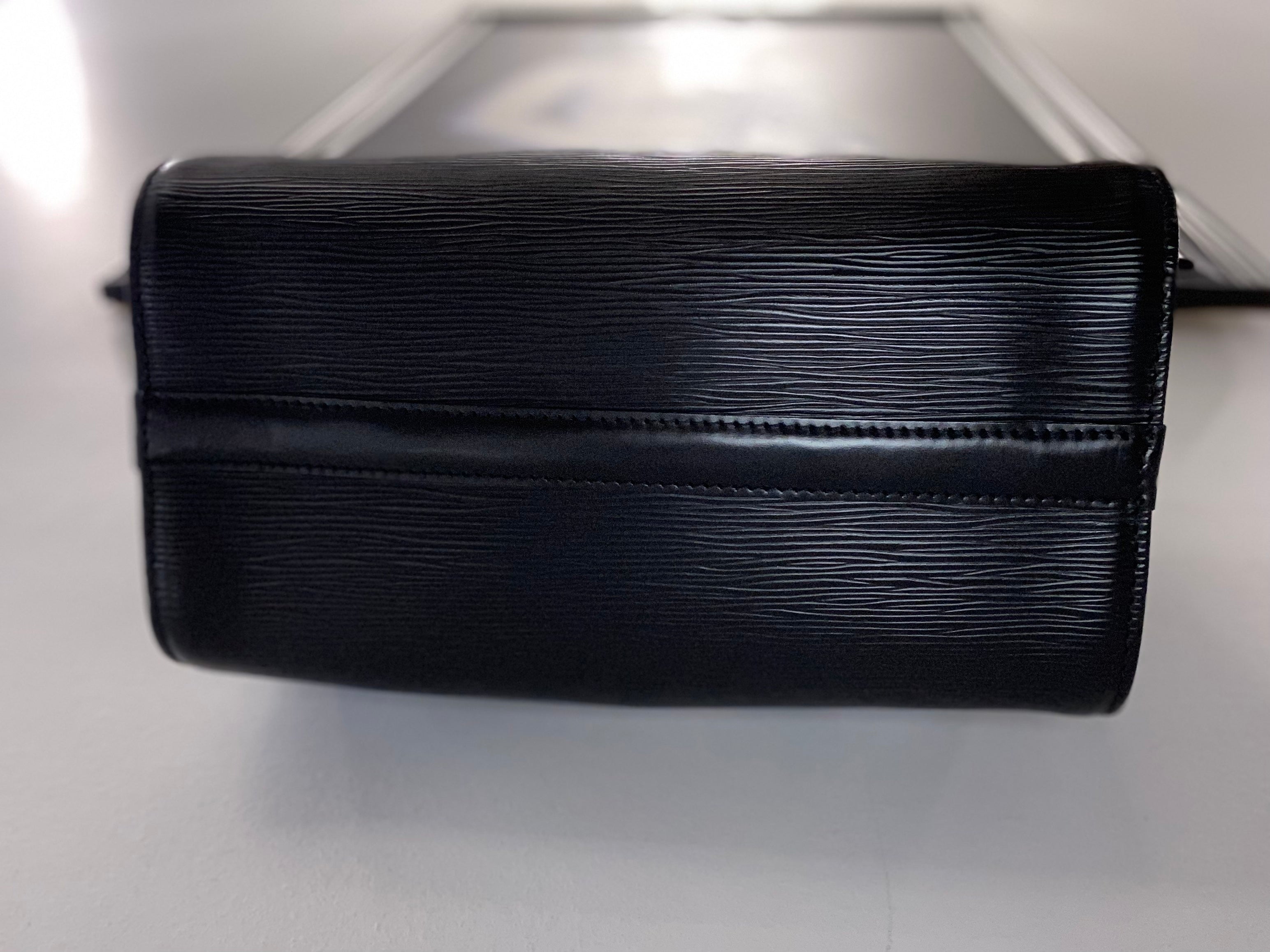 LOUIS VUITTON EPI LEATHER SPEEDY 25 HANDBAG BLACK