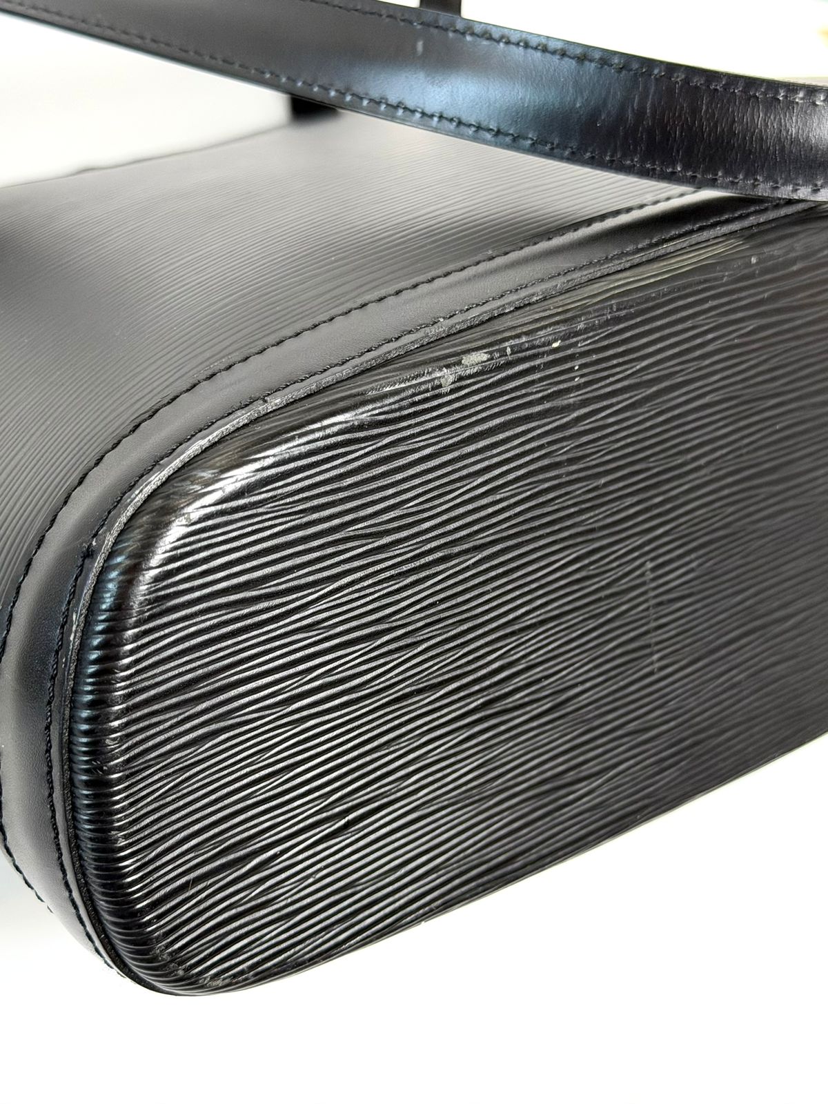 LOUIS VUITTON EPI LEATHER LUSSAC SHOULDER BAG