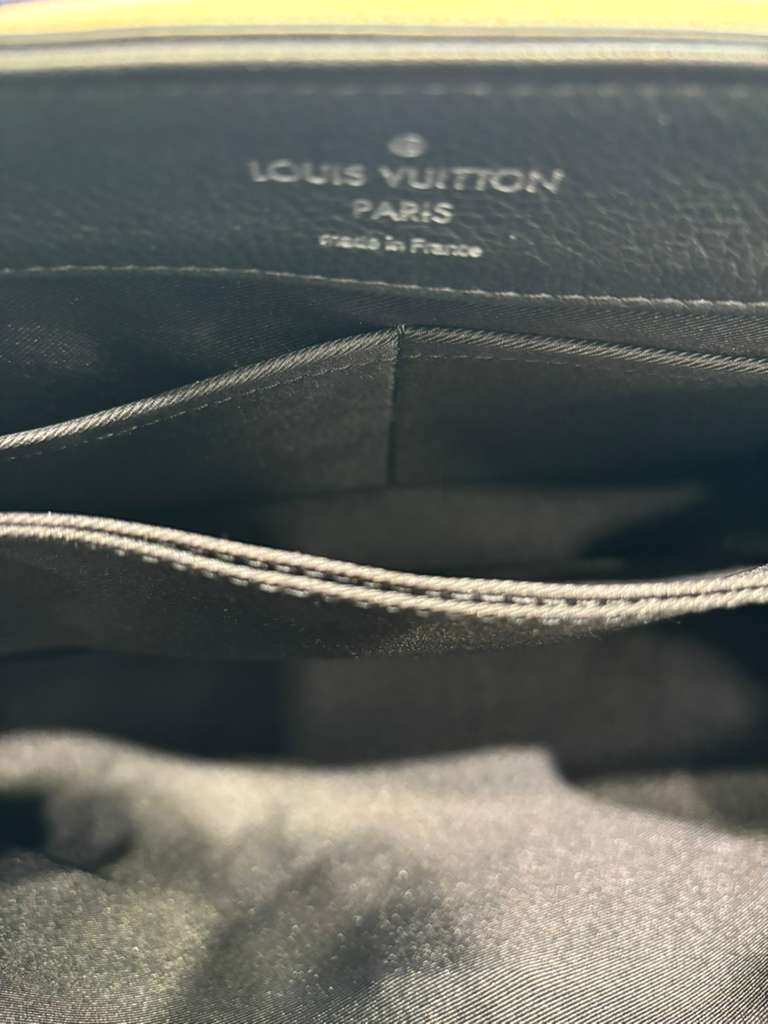 LOUIS VUITTON LOCKME LEATHER HANDBAG