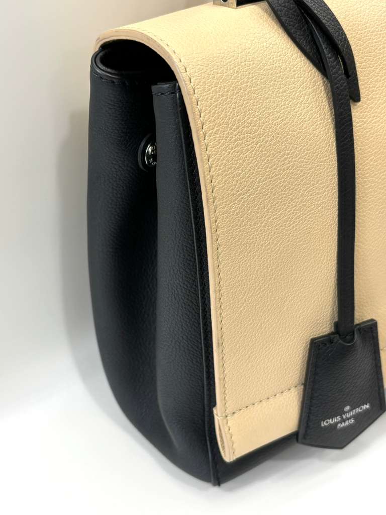 LOUIS VUITTON LOCKME LEATHER HANDBAG