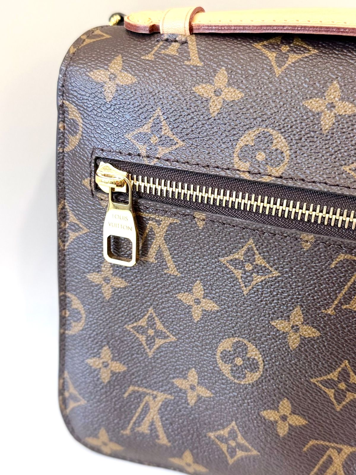 LOUIS VUITTON MONOGRAM POCHETTE MÉTIS CROSSBODY BAG