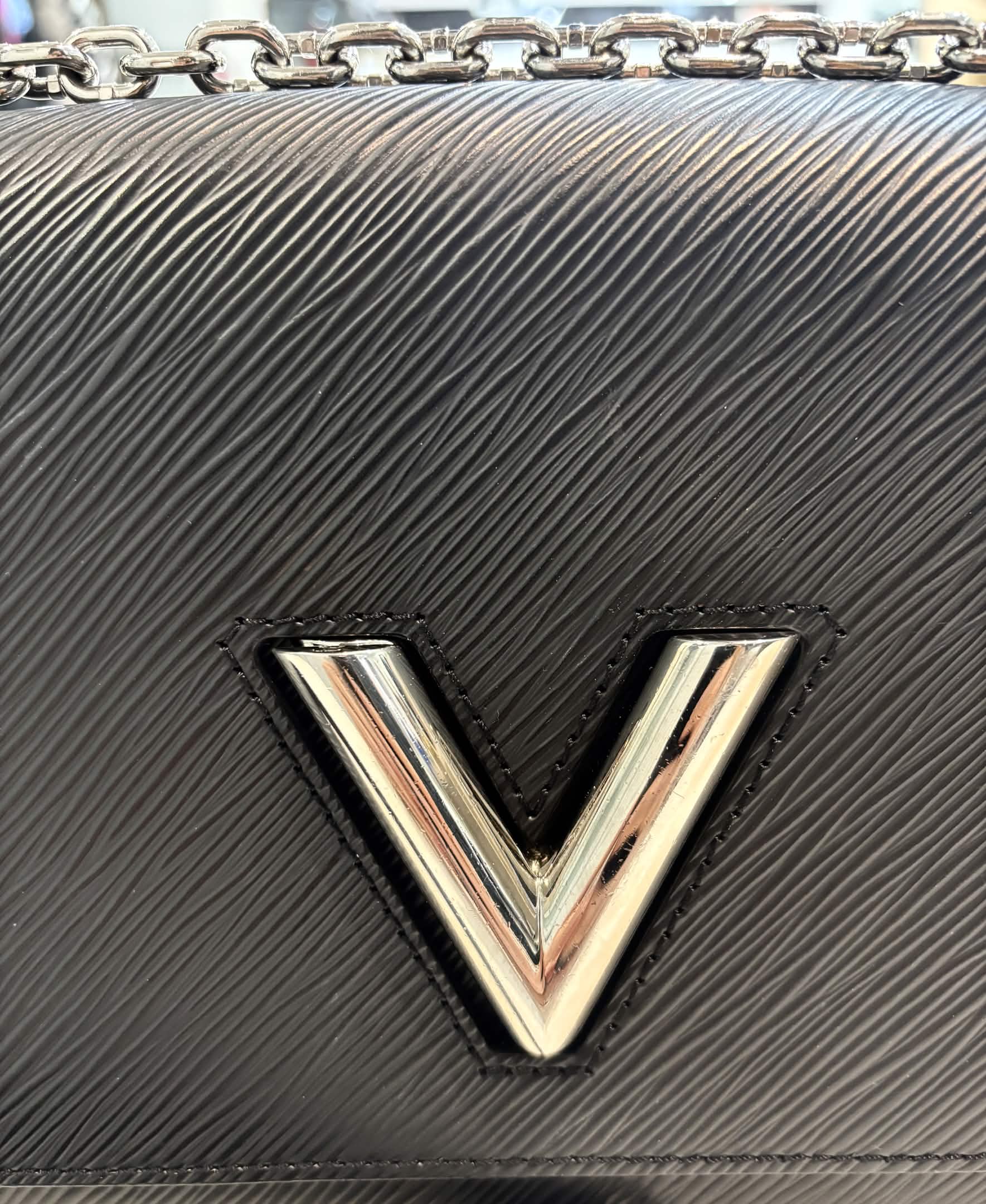 LOUIS VUITTON EPI LEATHER TWIST MM CHAIN BAG
