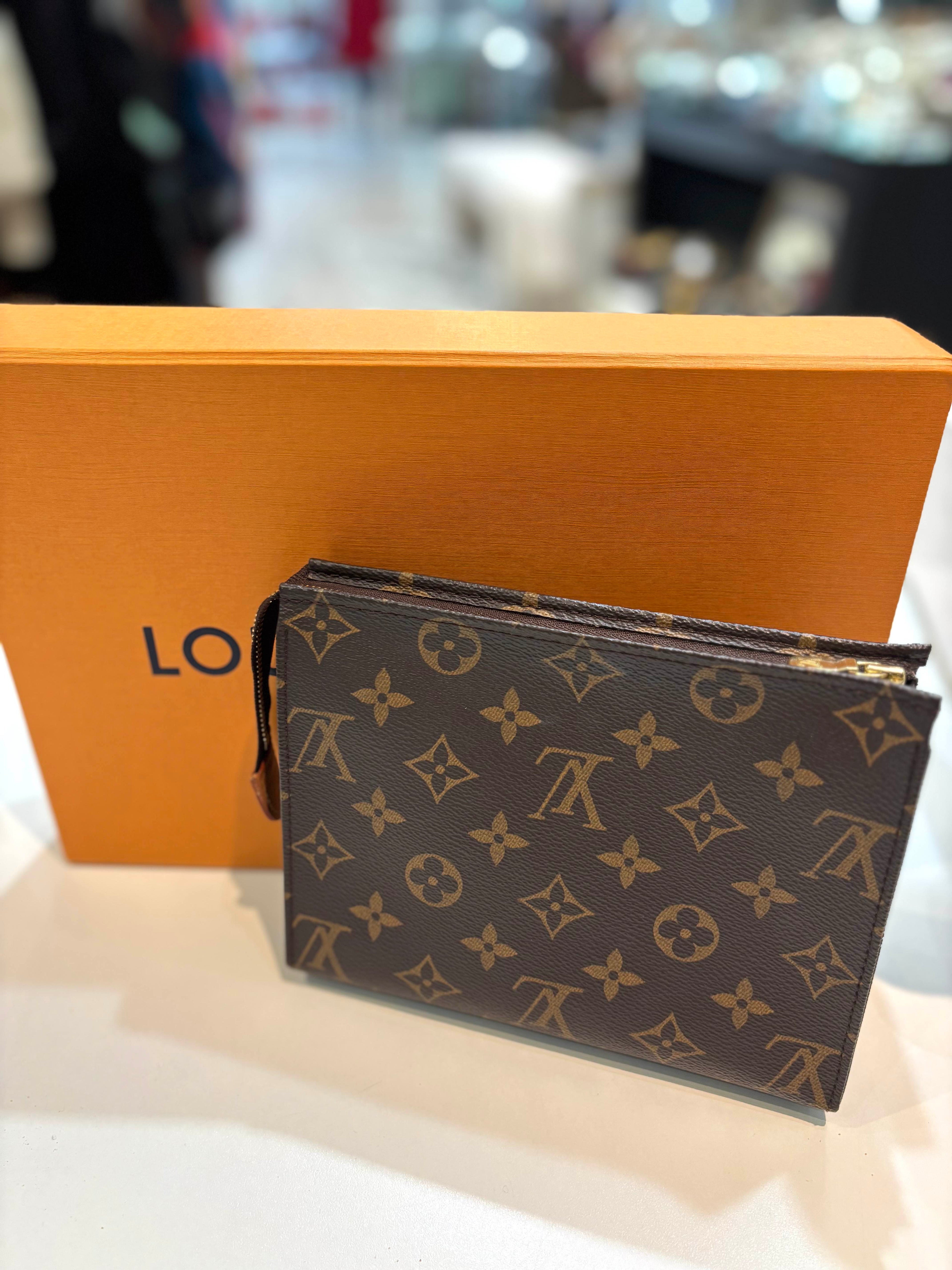 LOUIS VUITTON MONOGRAM 19 TOILETRY BAG