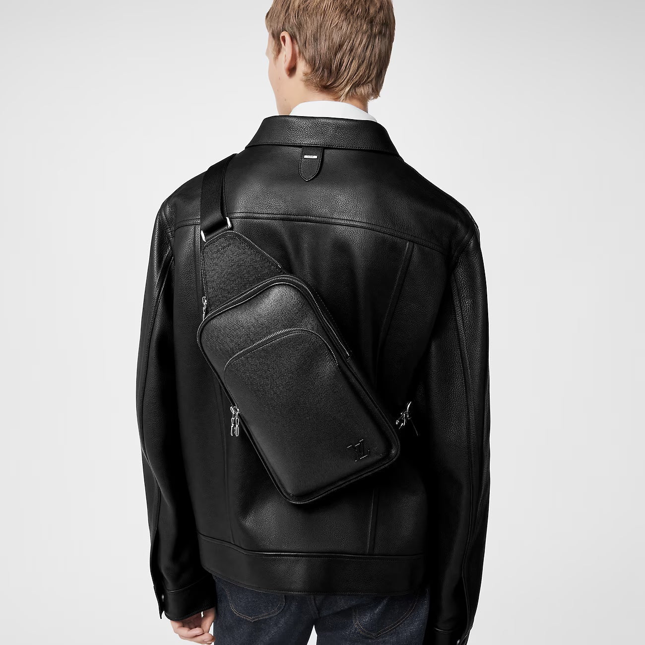 LOUIS VUITTON AVENUE NM BLACK TAIGA LEATHER SLINGBAG