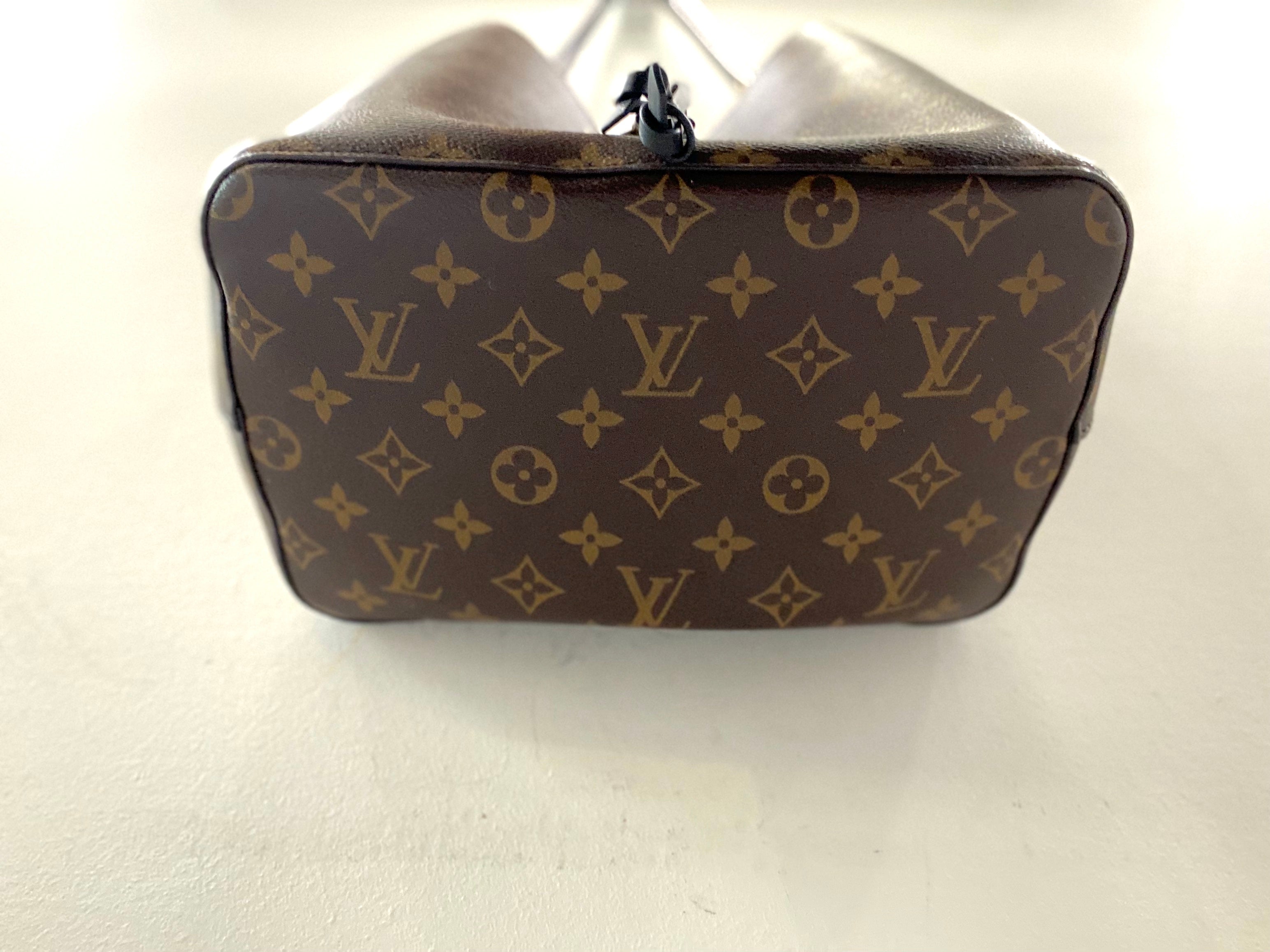 LOUIS VUITTON MONOGRAM NÉONOÉ MM BAG BLACK