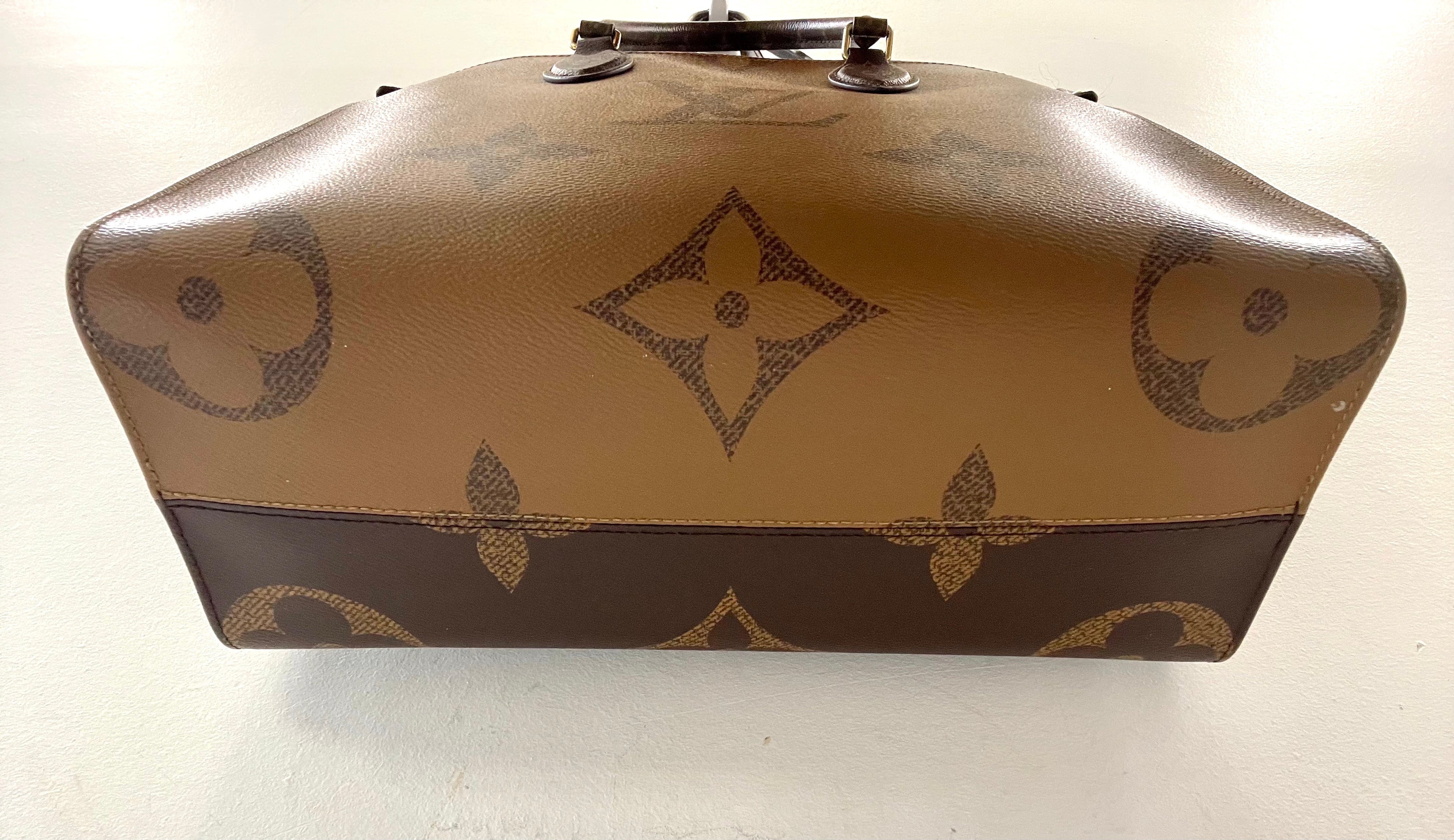 LOUIS VUITTON GIANT REVERSE MONOGRAM ON THE GO MM TOTE BAG