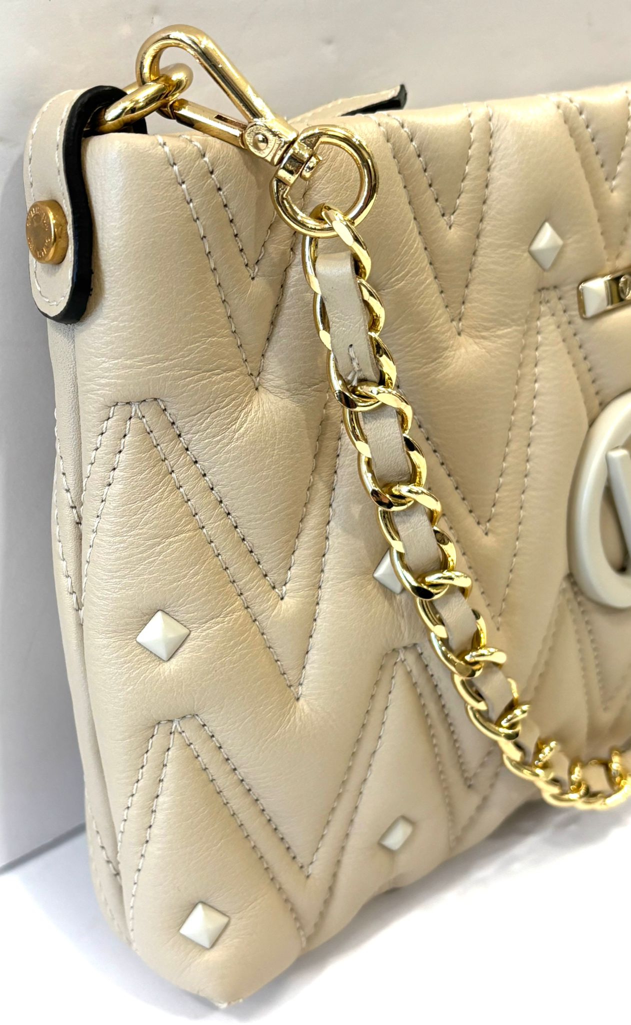 VALENTINO VANILLE D CHEVRON QUILTED LEATHER SHOULDER BAG