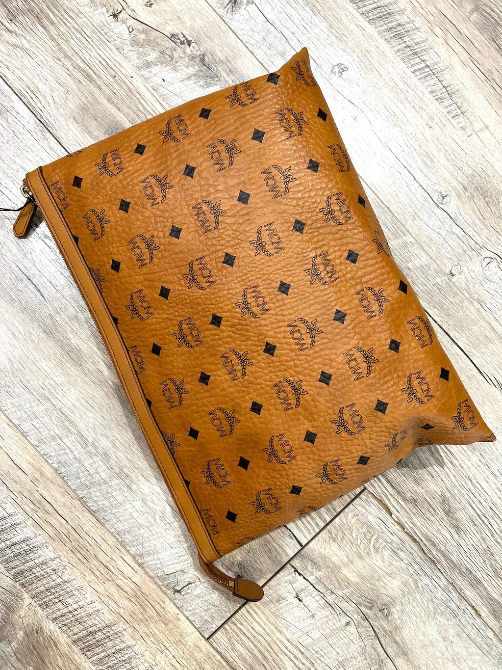 MCM LARGE ZIP POUCH WRISTLET