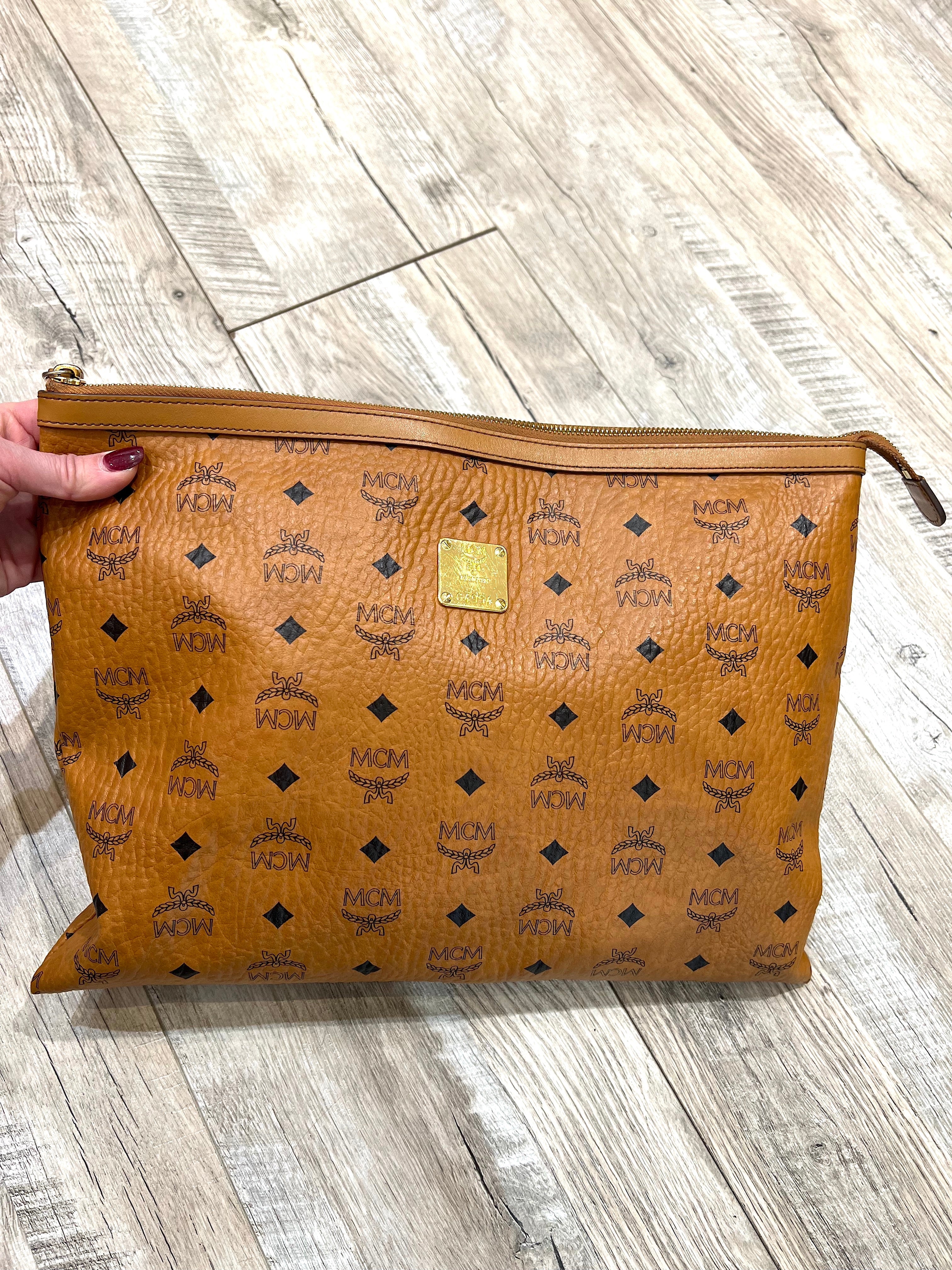 MCM LARGE ZIP POUCH WRISTLET