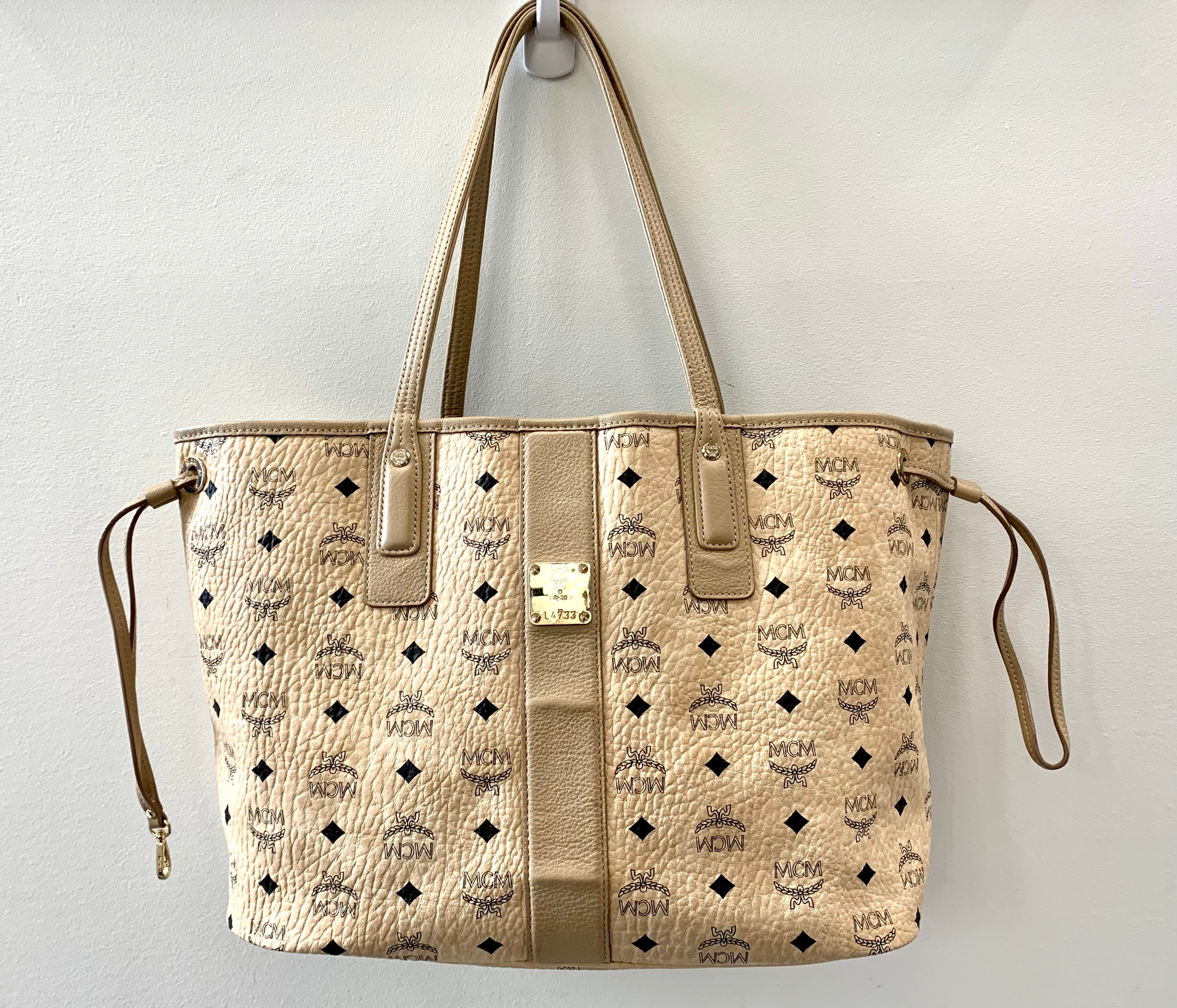 MCM VISETOS MEDIUM REVERSIBLE TOTE