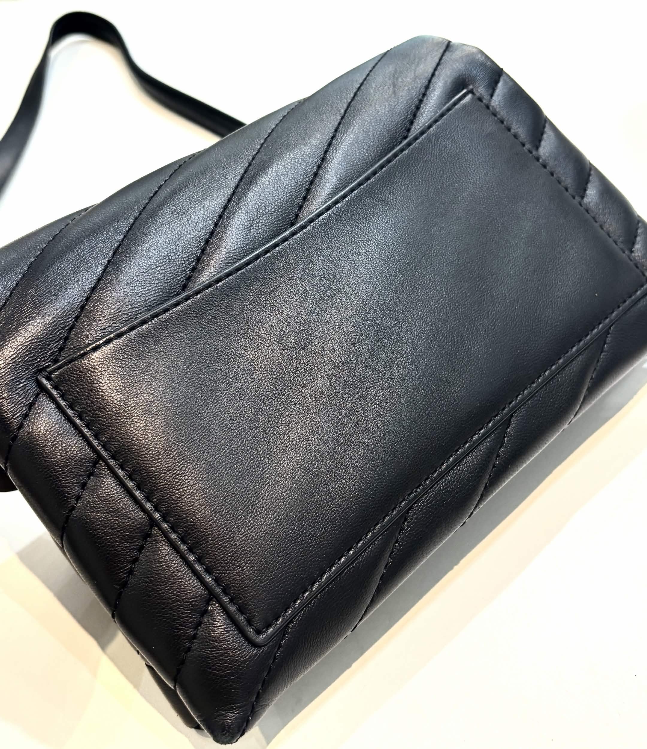 TORY BURCH KIRA CHEVRON QUILTED LEATHER WALLET ON CHAIN