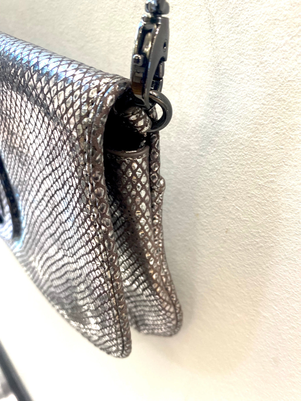 TORY BURCH EMBOSSED LEATHER SHOULDER BAG