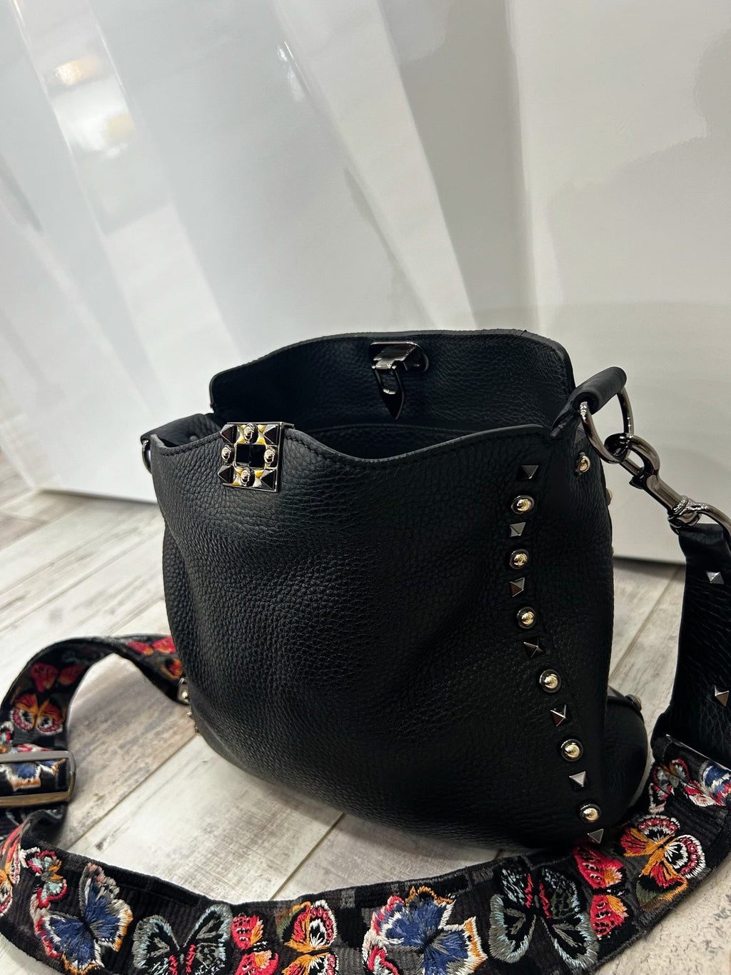 VALENTINO GARAVANI ROCKSTUD NOIR CALFSKIN LEATHER GUITAR HOBO BAG