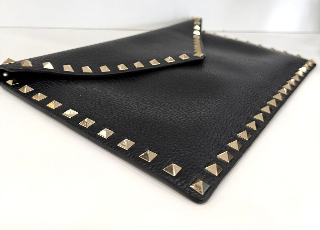 VALENTINO ROCKSTUD LARGE ENVELOPE GRAINED CALFSKIN LEATHER CLUTCH