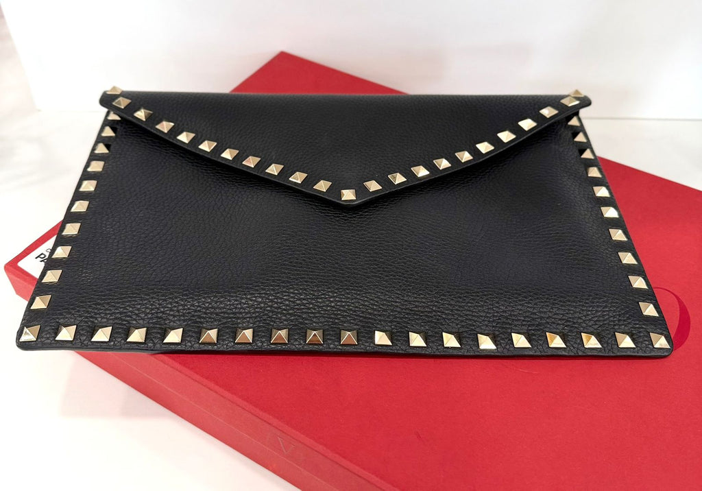 VALENTINO ROCKSTUD LARGE ENVELOPE GRAINED CALFSKIN LEATHER CLUTCH